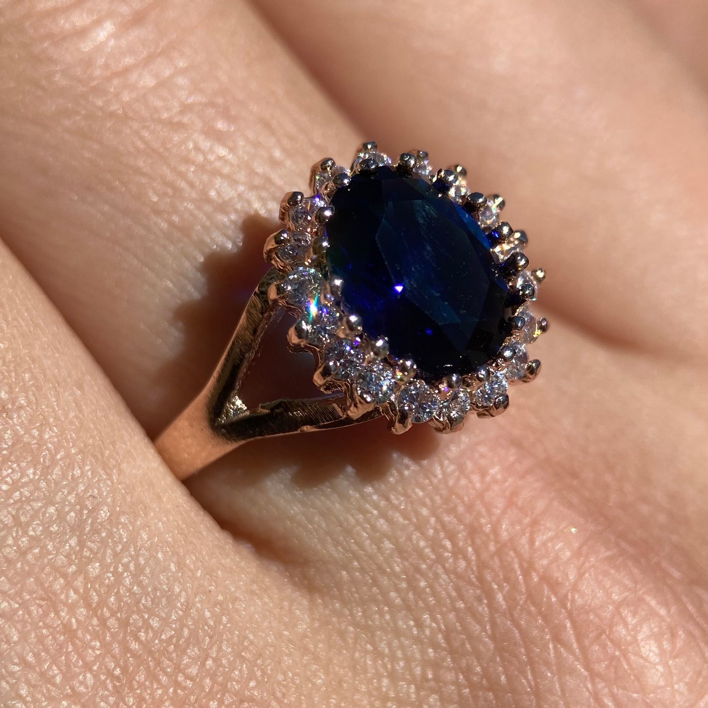 Anillo Renata de Plata en Baño de Oro Rosa con Circonia Azul (Lady Di)