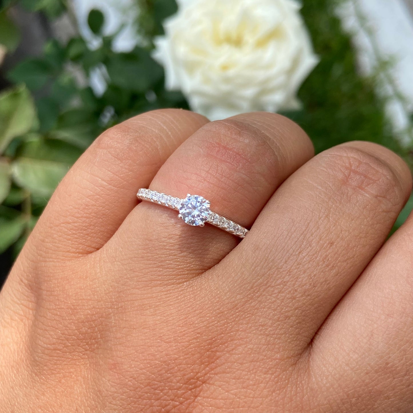 Anillo London en Oro blanco 18k con circonias