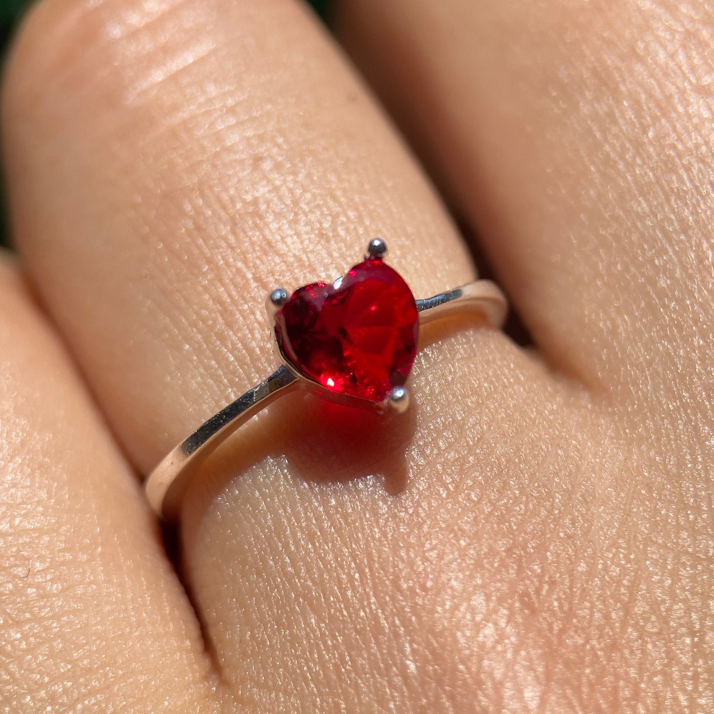 Anillo Zara en Oro Blanco 14k con Circonia Roja