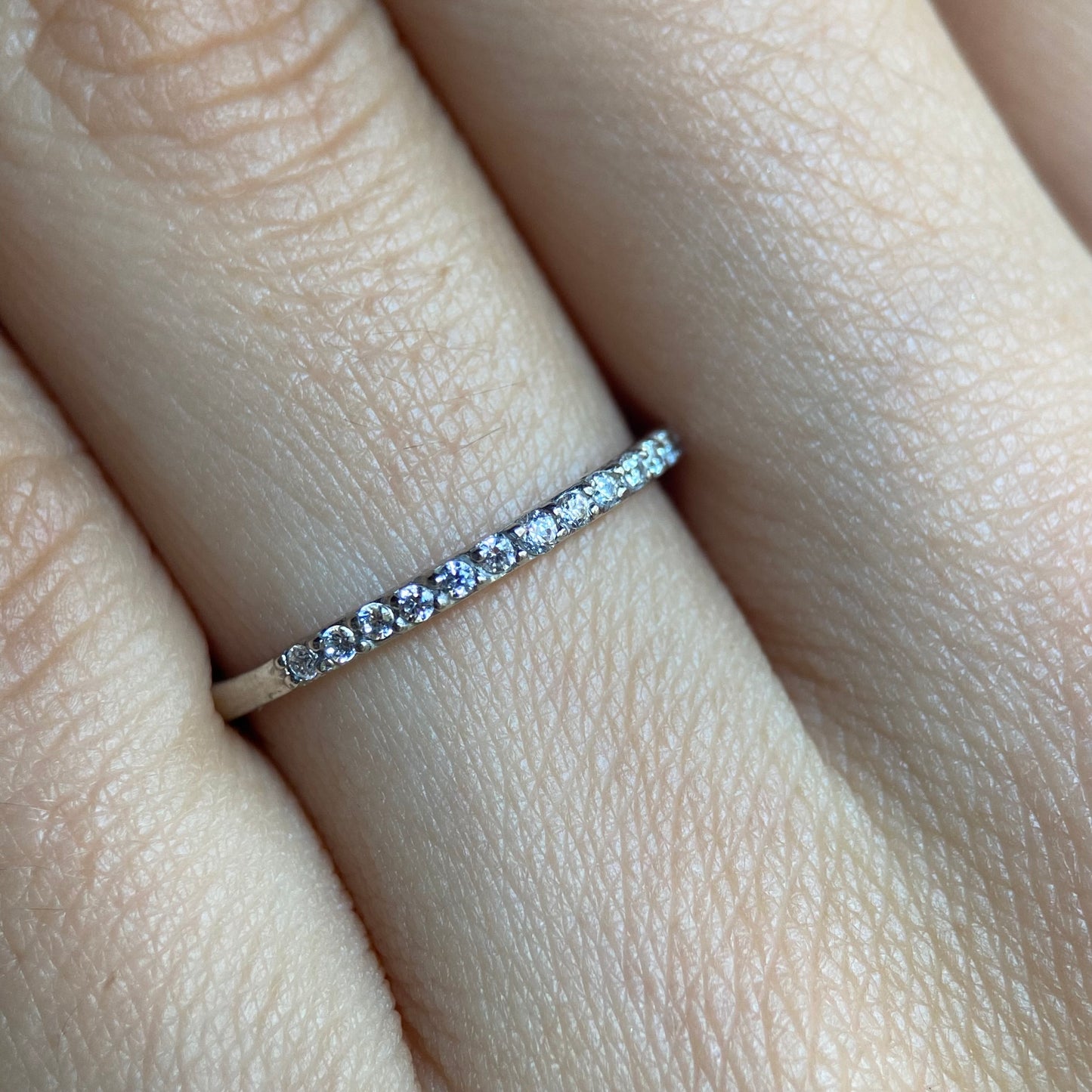 Anillo en Oro Blanco de 14k con Circonias Cod: MAN011