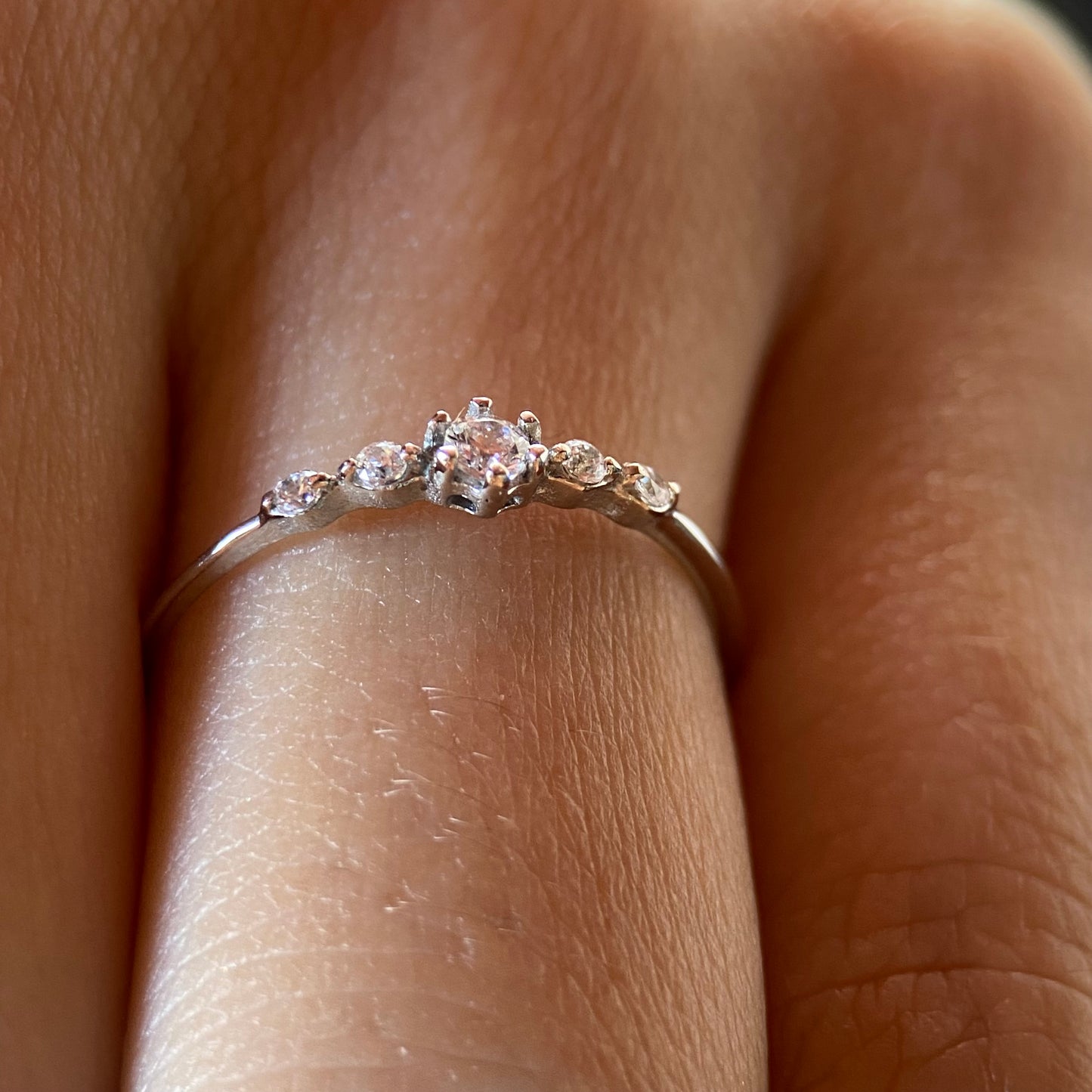 Anillo Ariana en Oro Blanco de 14k con circonias