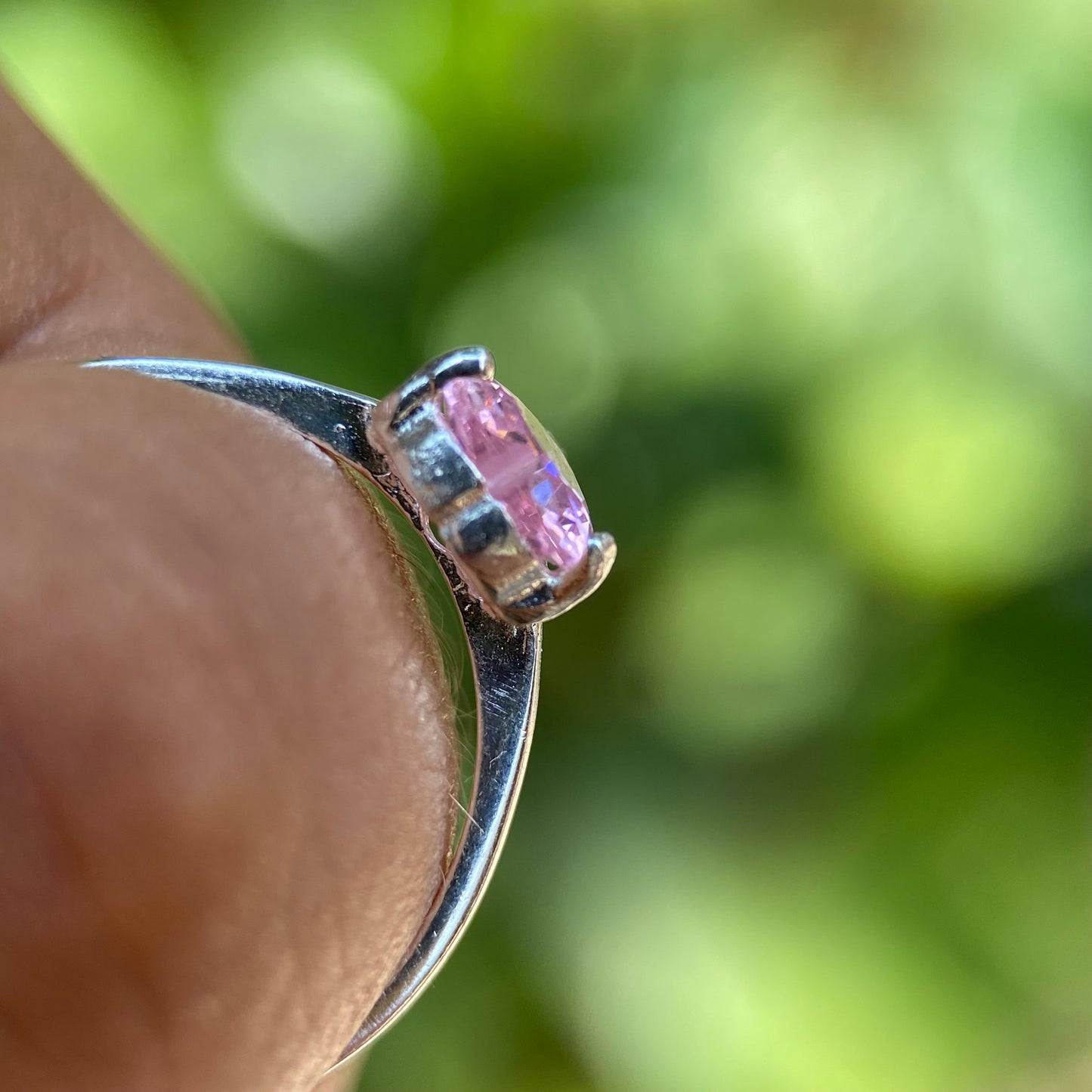Anillo Zara en Oro blanco 14k con circonia rosa
