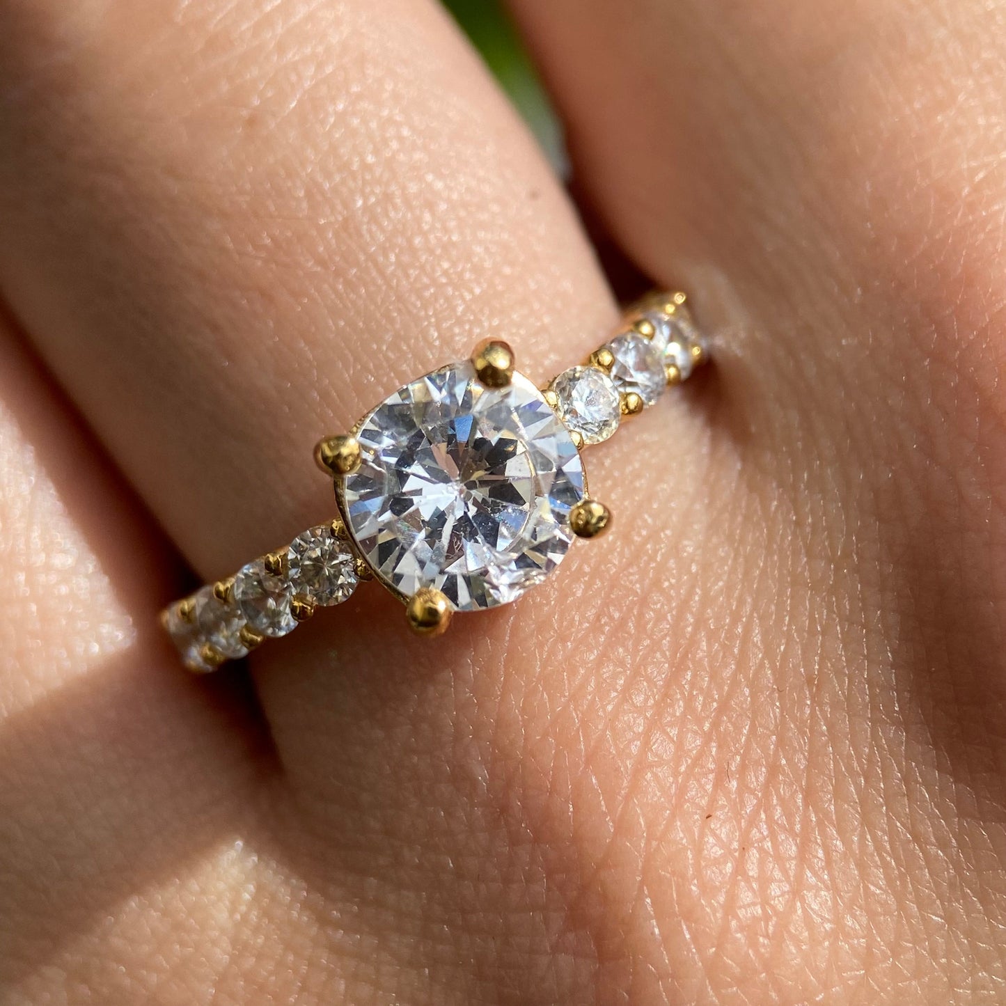 Anillo Cassie en Oro Amarillo 14k con circonias