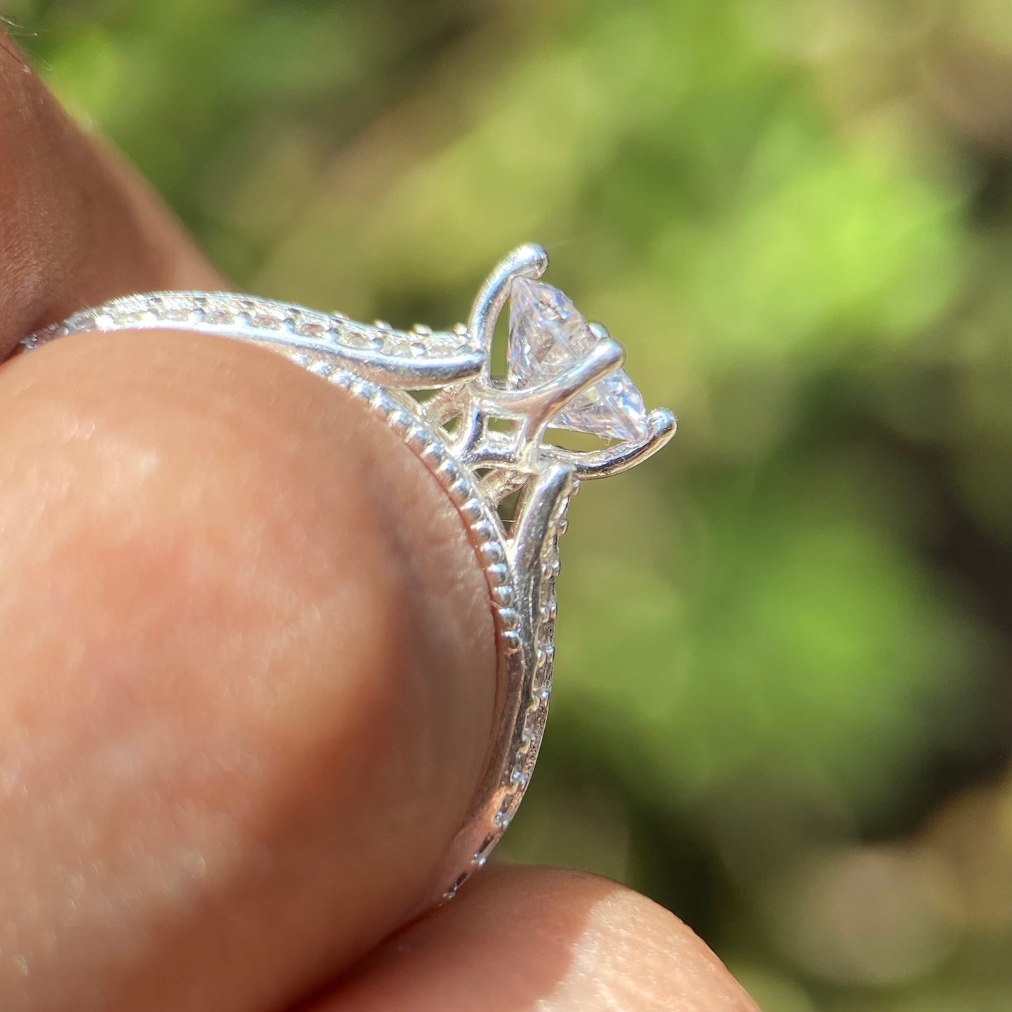 Anillo Lewis en Oro blanco 14k con circonias