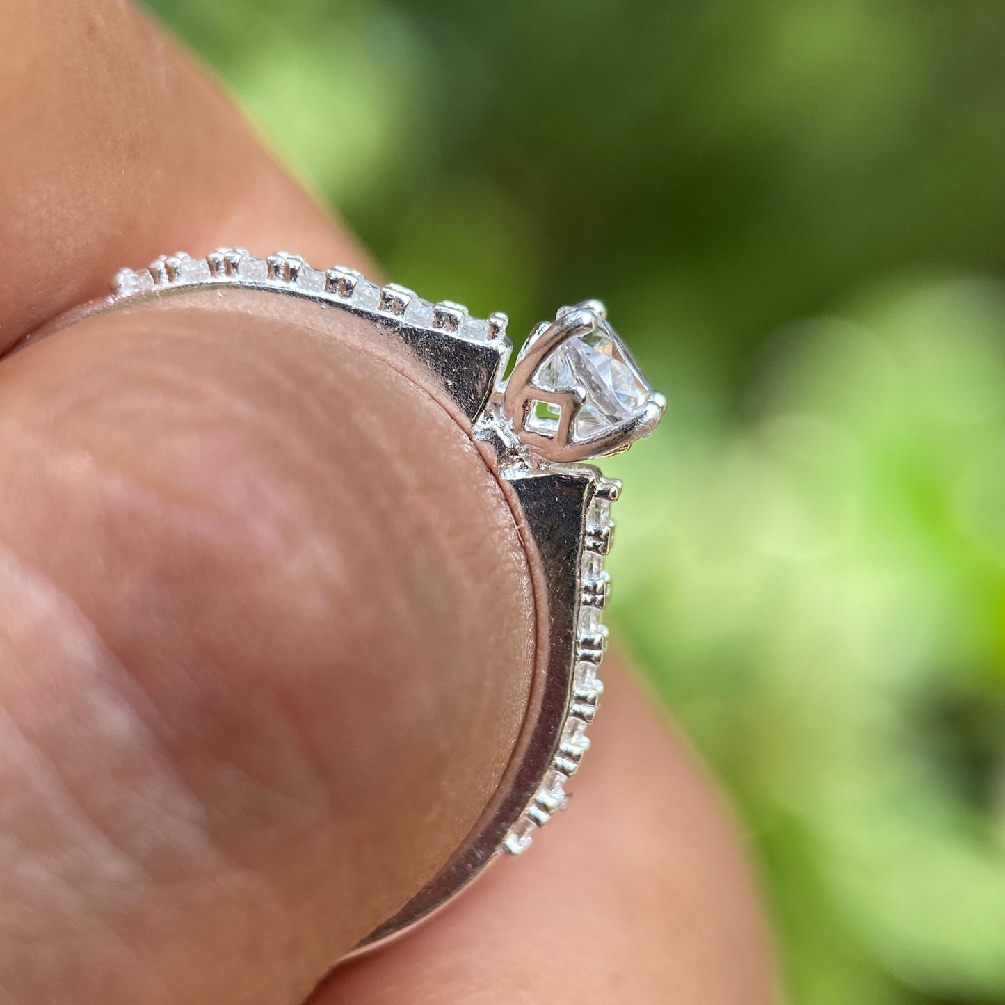 Anillo London en Oro blanco 18k con circonias