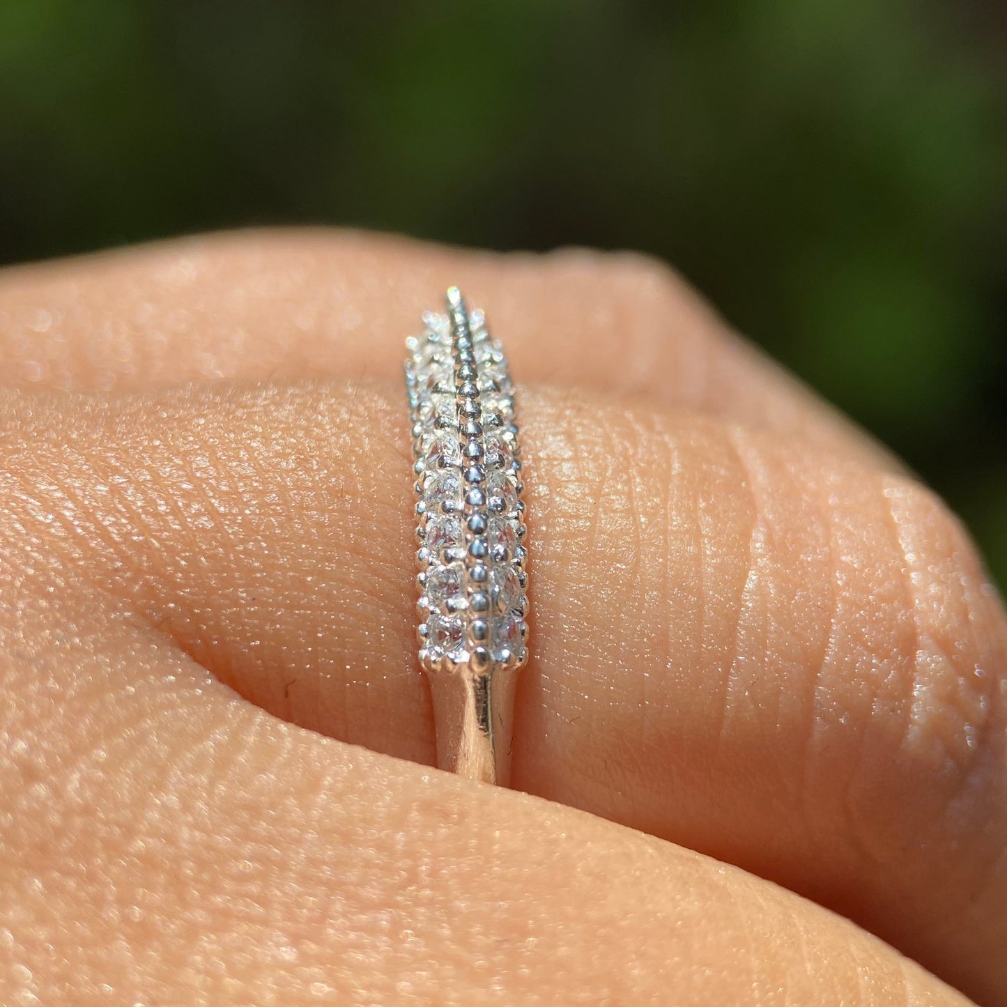 Anillo Elsie en Oro blanco 18k con Circonias