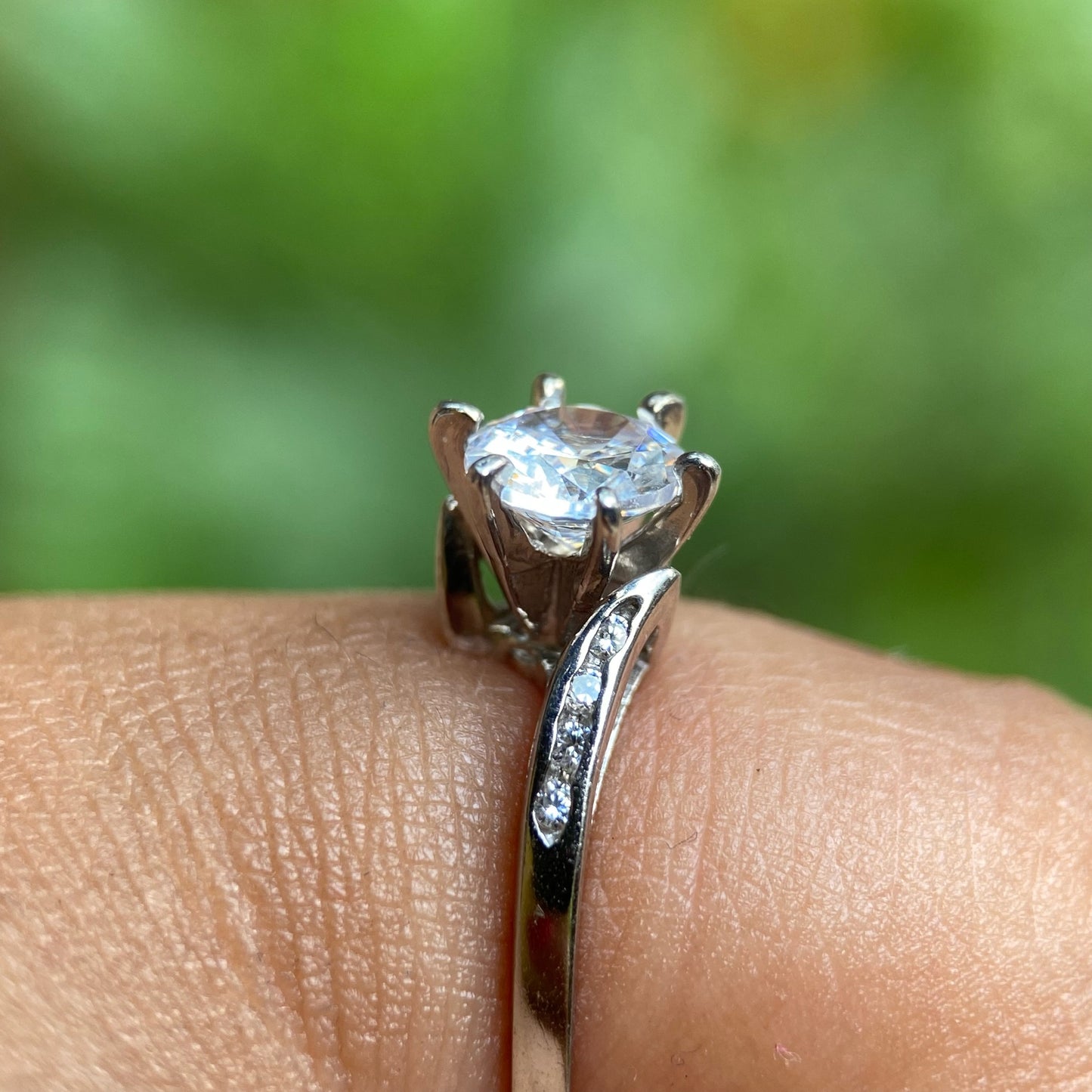Anillo de Compromiso en Oro Blanco de 10k con Circonia Cod: MAN016