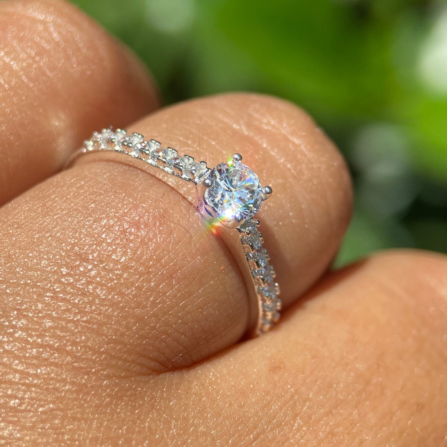 Anillo London en Oro blanco 18k con circonias