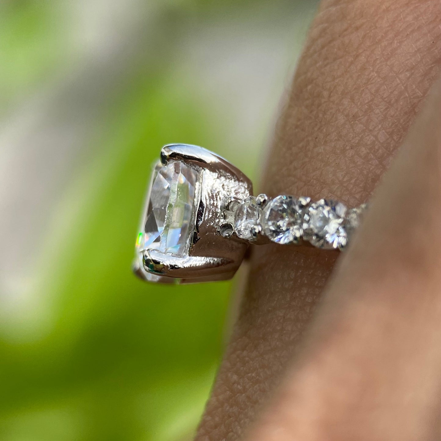 Anillo Cassie en Oro Blanco 14k con circonias