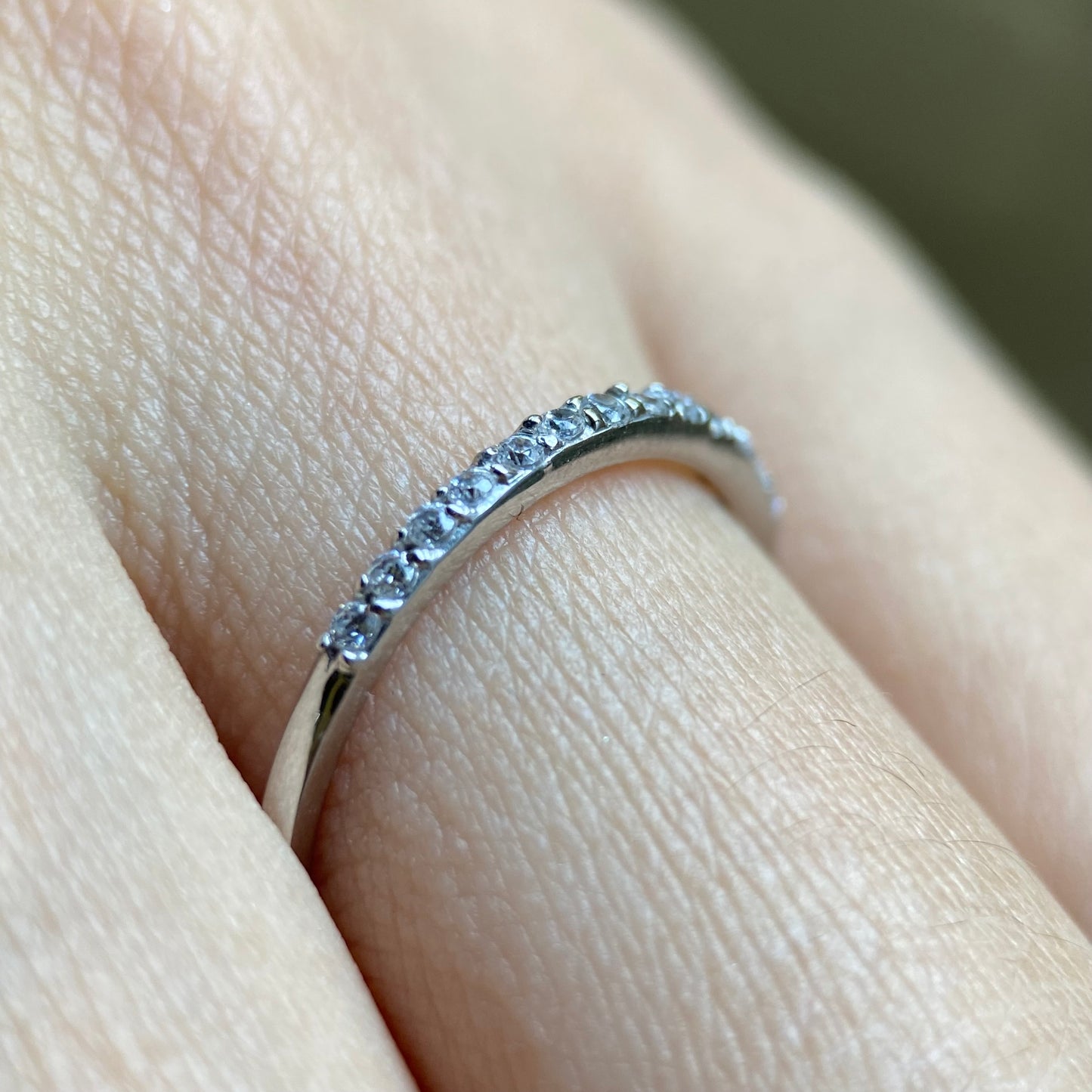 Anillo en Oro Blanco de 14k con Circonias Cod: MAN011