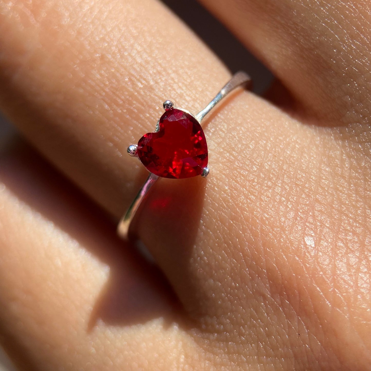Anillo Zara en Oro Blanco 10k con Circonia Roja