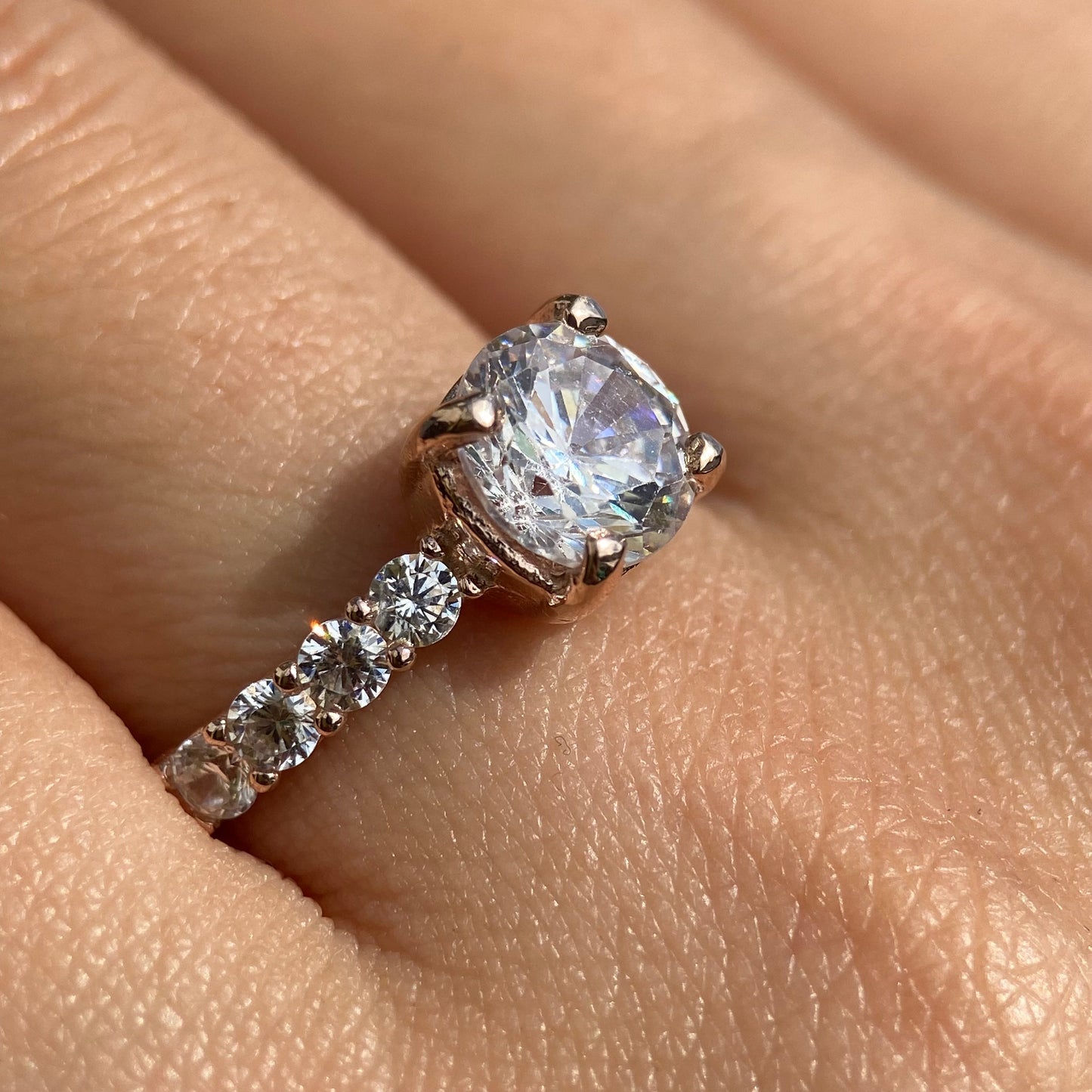 Anillo Cassie en Oro Rosa 18k con circonias