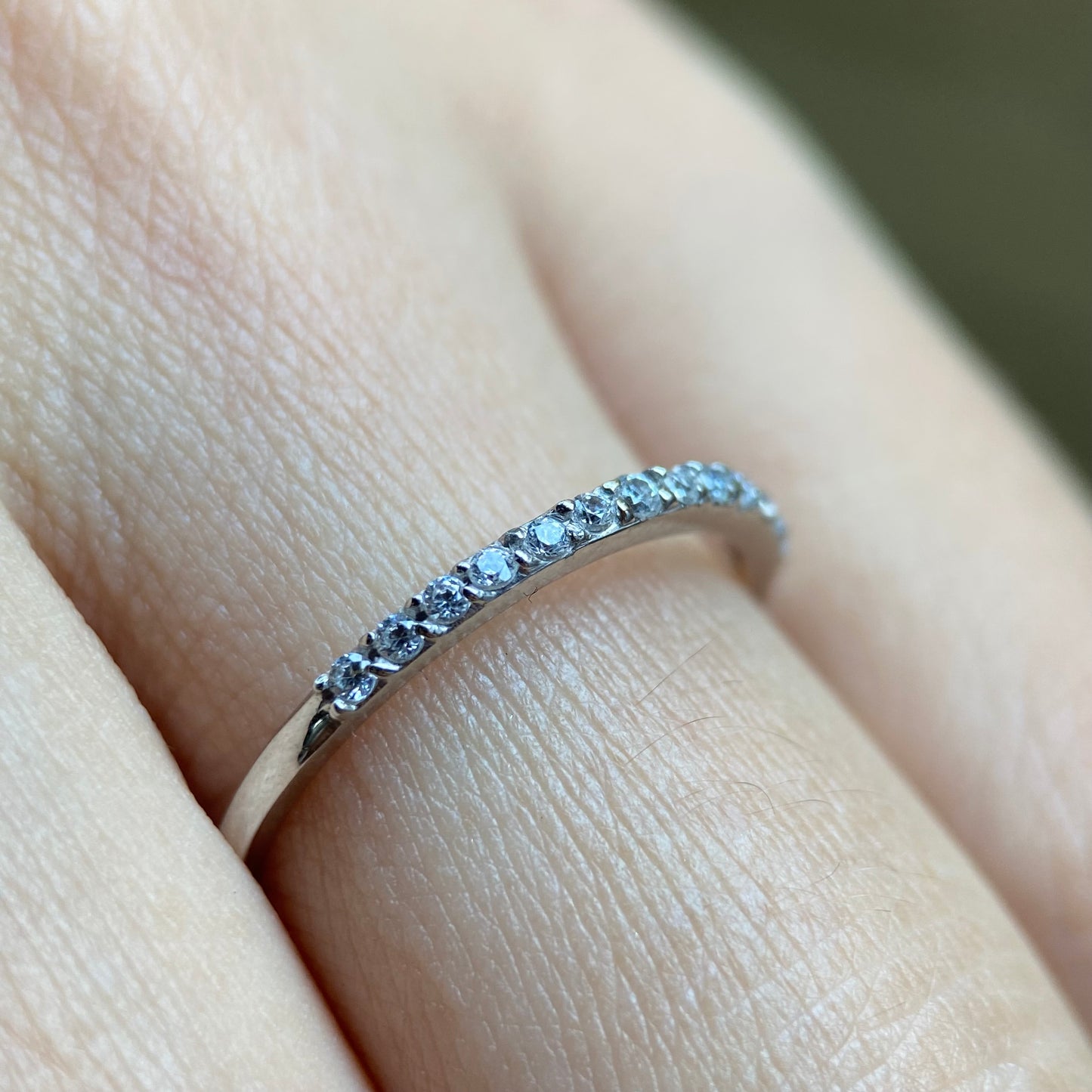Anillo en Oro Blanco de 14k con Circonias Cod: MAN011