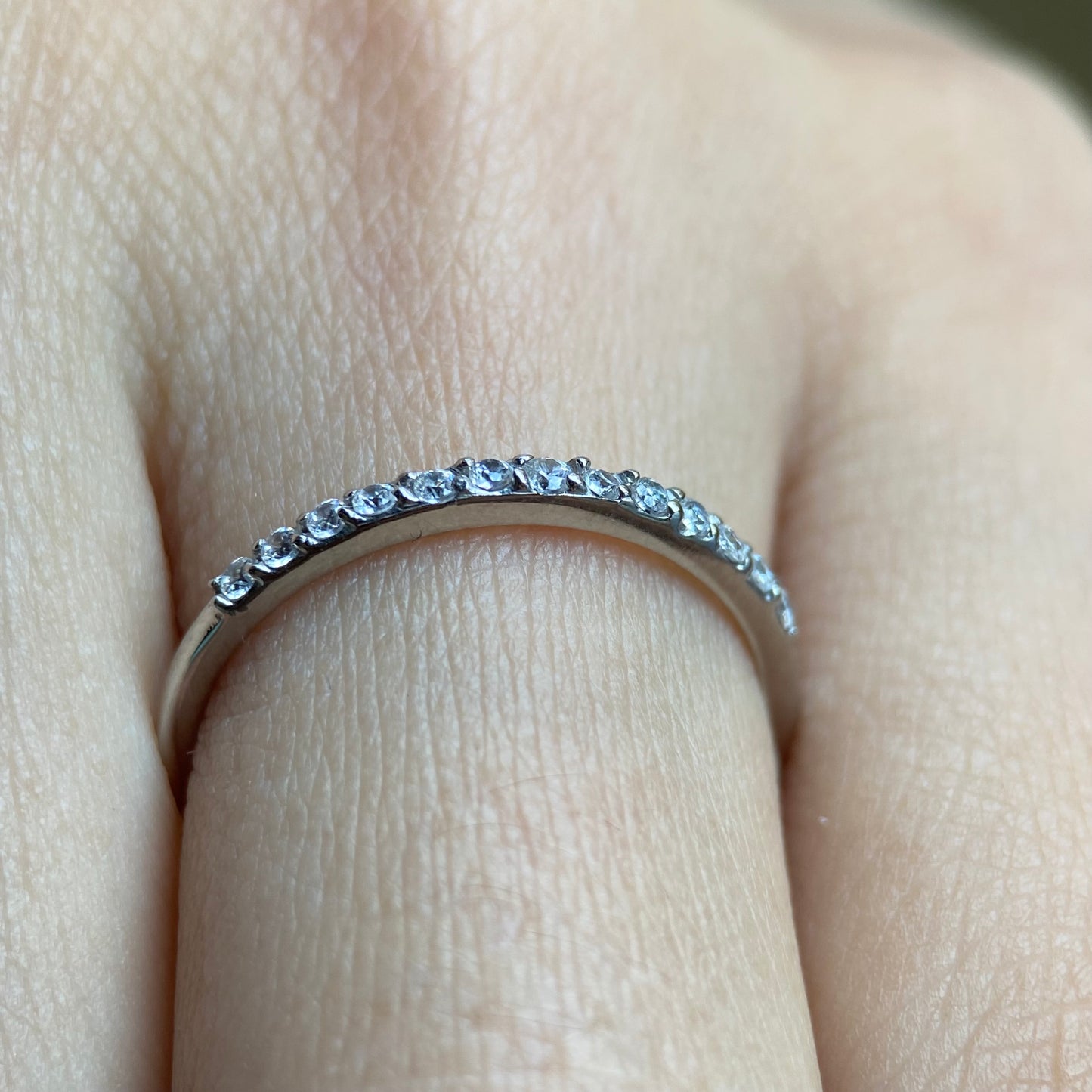 Anillo en Oro Blanco de 14k con Circonias Cod: MAN011
