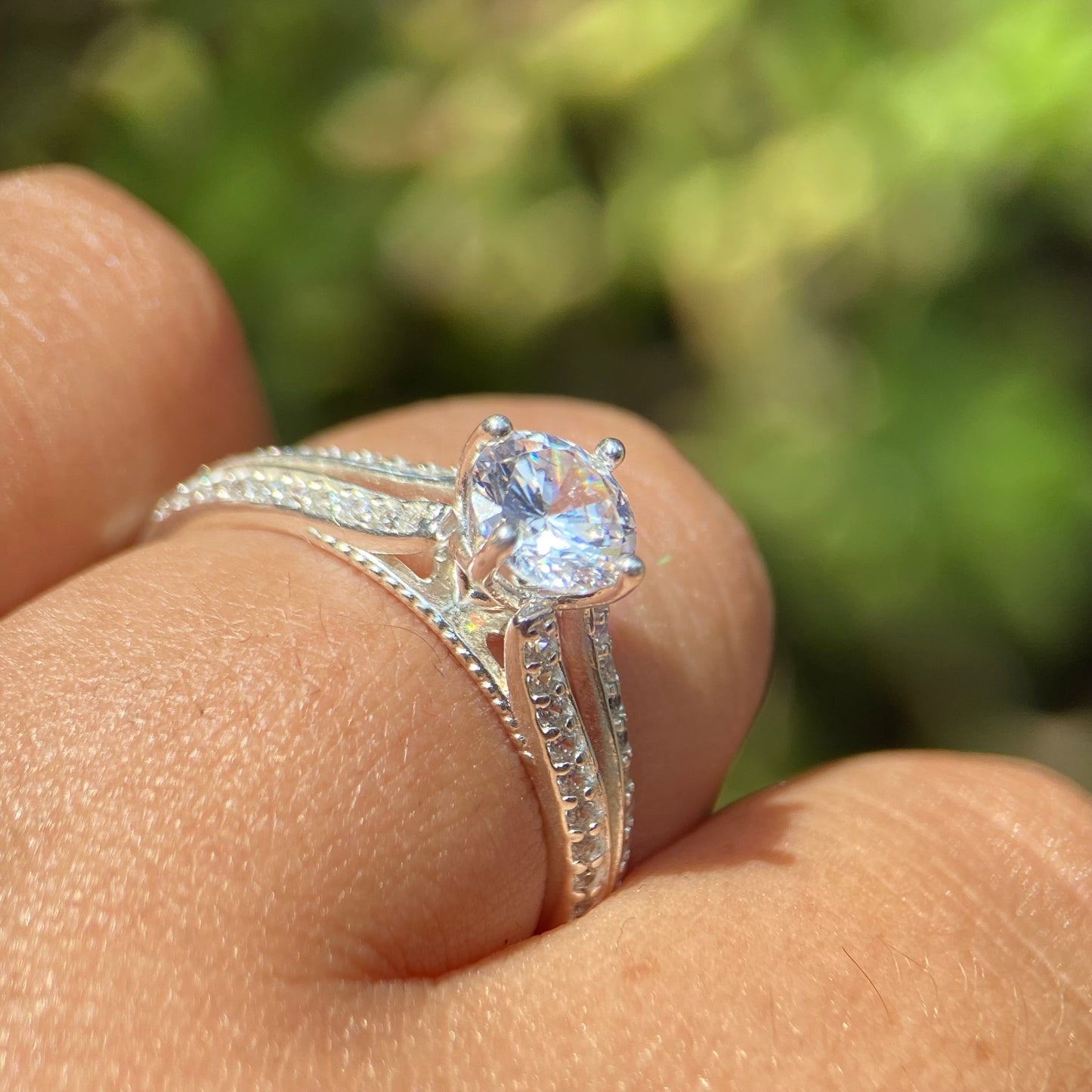 Anillo Lewis en Oro blanco 14k con circonias