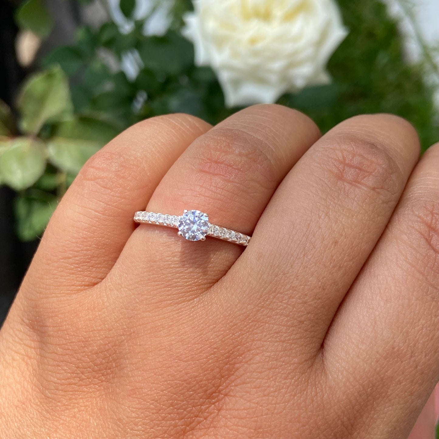 Anillo London en Oro blanco 18k con circonias