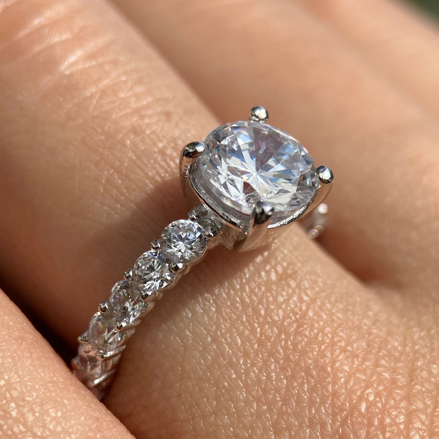 Anillo Cassie en Oro Blanco 10k con circonias