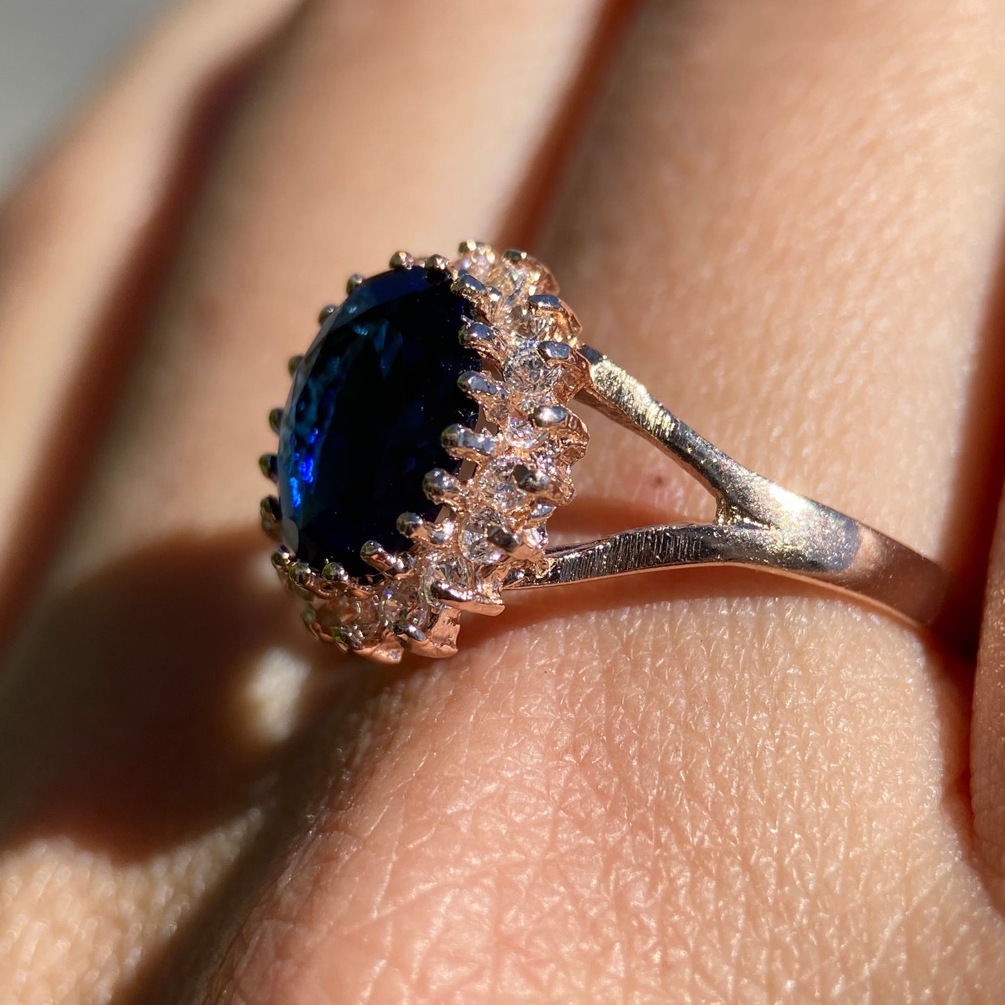 Anillo Renata de Plata en Baño de Oro Rosa con Circonia Azul (Lady Di)
