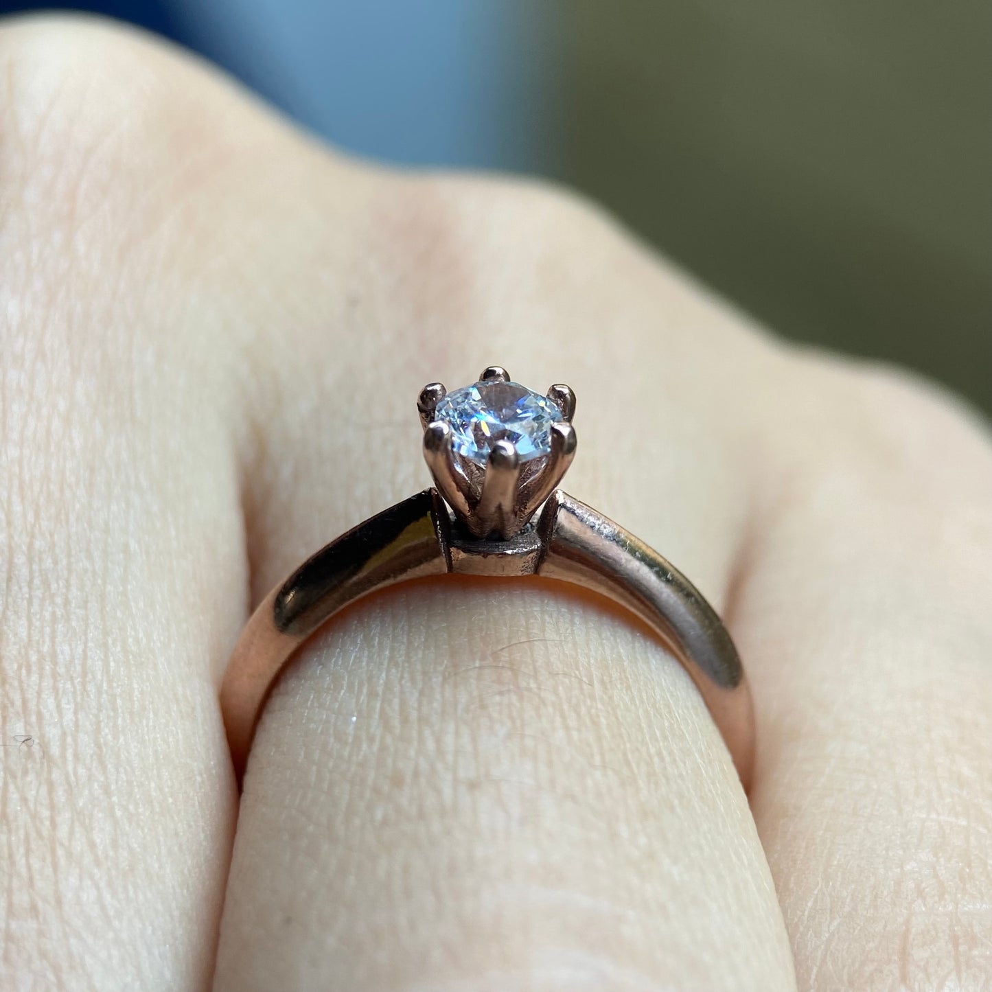 Anillo en Oro Rosa de 10k con Circonias Cod: MAN022