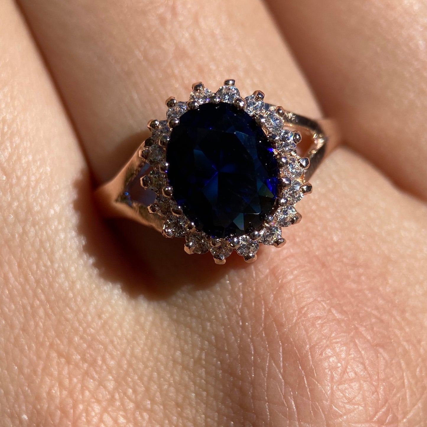 Anillo Renata de Plata en Baño de Oro Rosa con Circonia Azul (Lady Di)