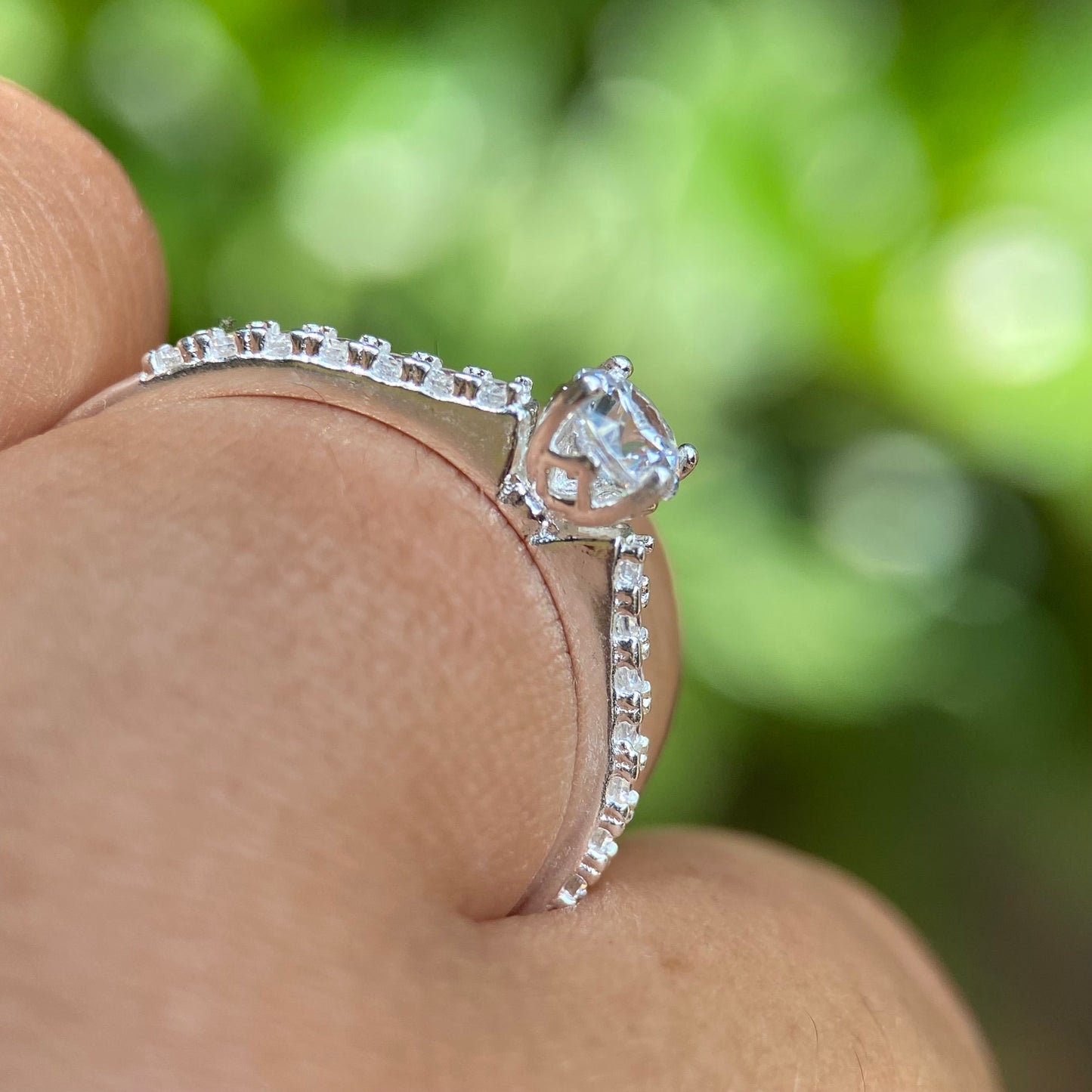 Anillo London en Oro blanco 14k con circonias