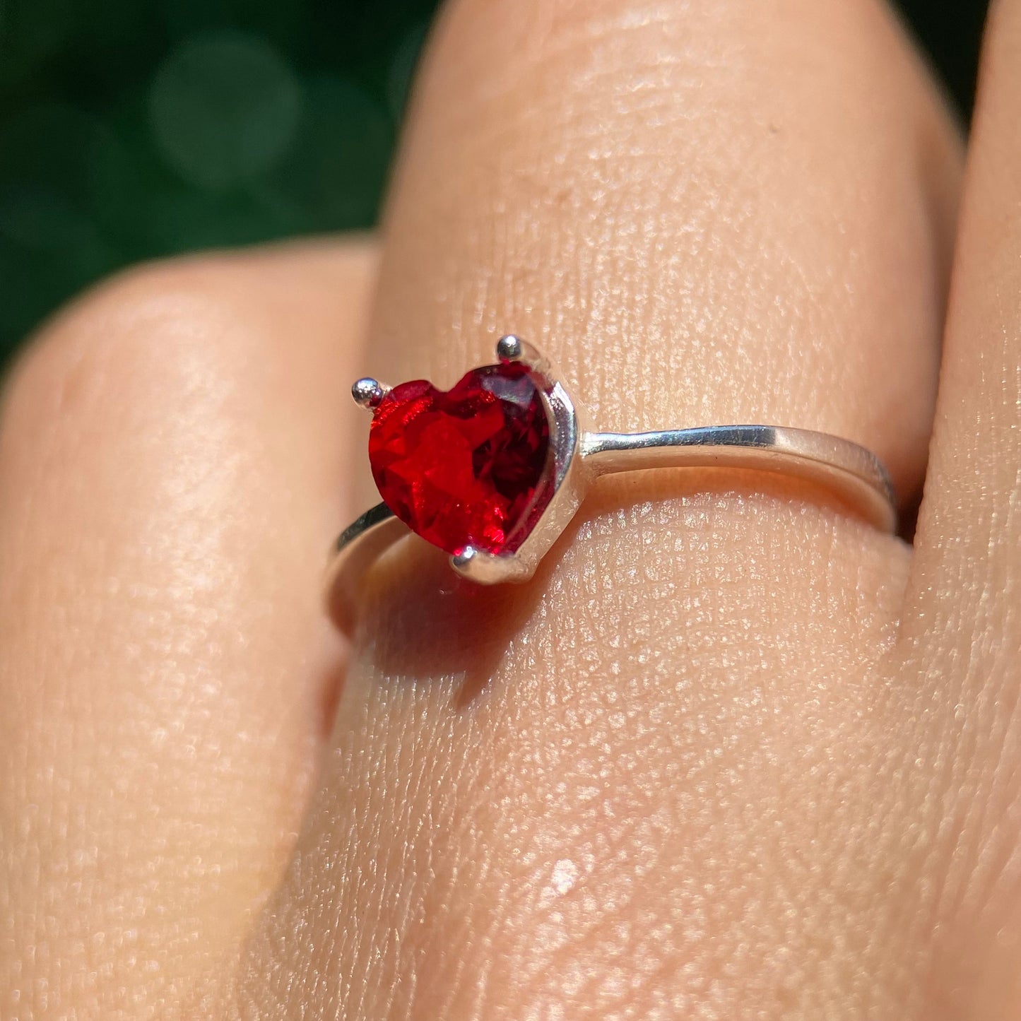 Anillo Zara en Oro Blanco 18k con Circonia Roja