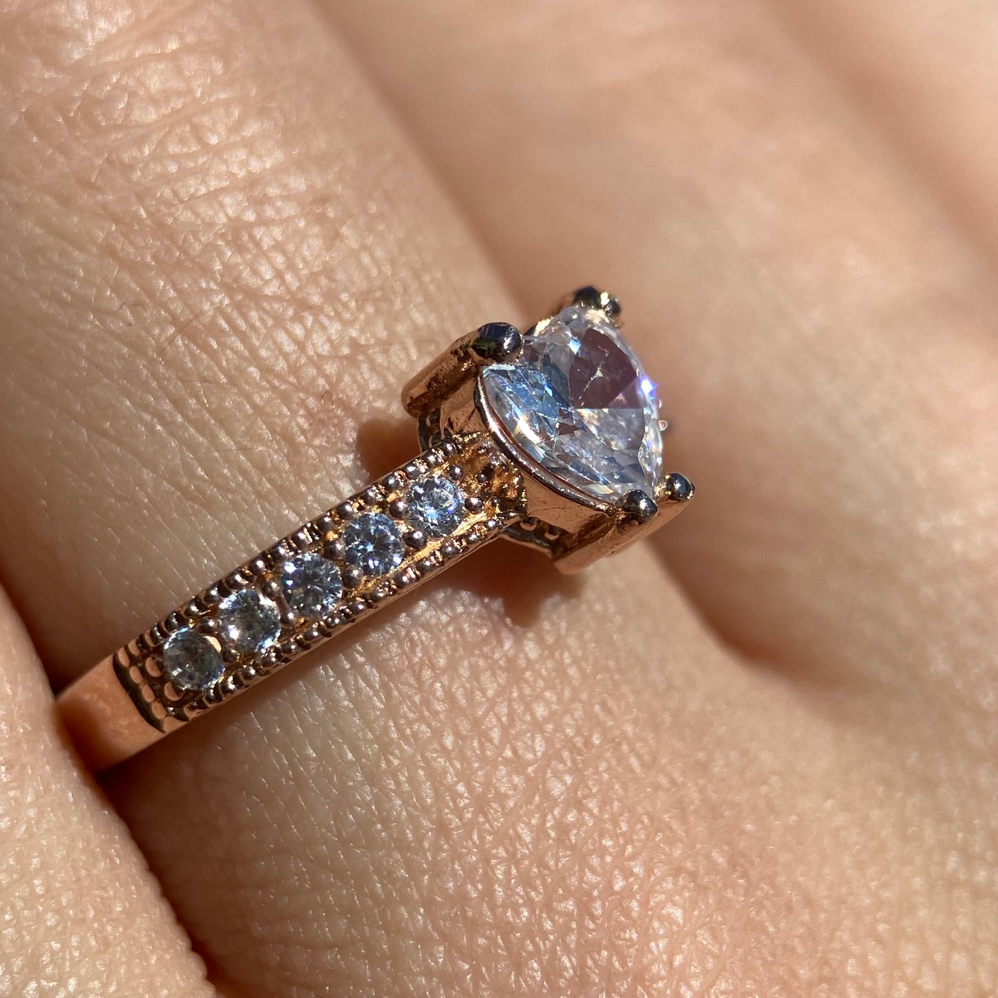 Anillo Fanny de Plata en Baño de Oro Rosa con Circonia Blanca