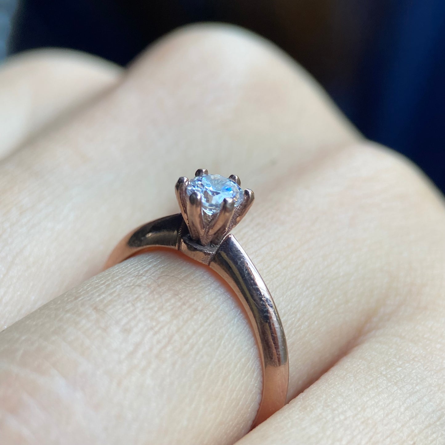 Anillo en Oro Rosa de 10k con Circonias Cod: MAN022