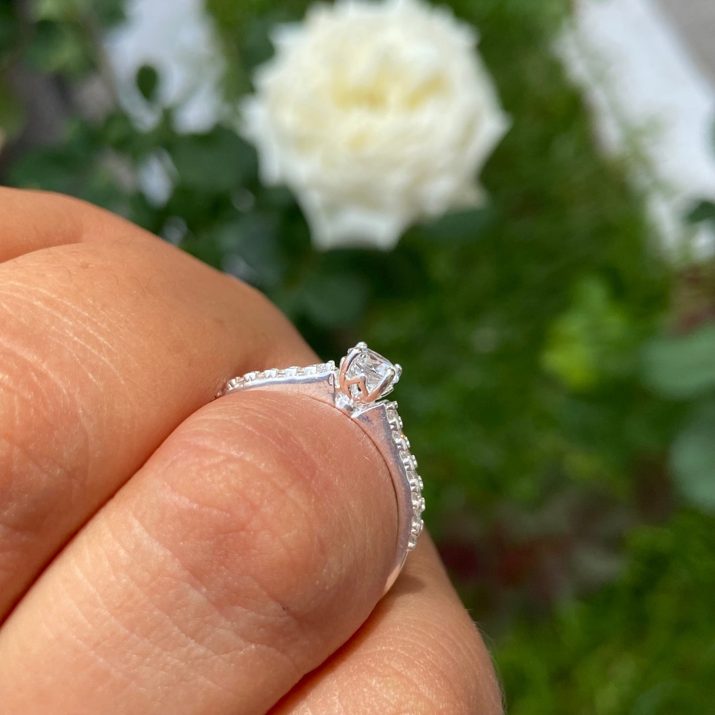 Anillo London en Oro blanco 18k con circonias