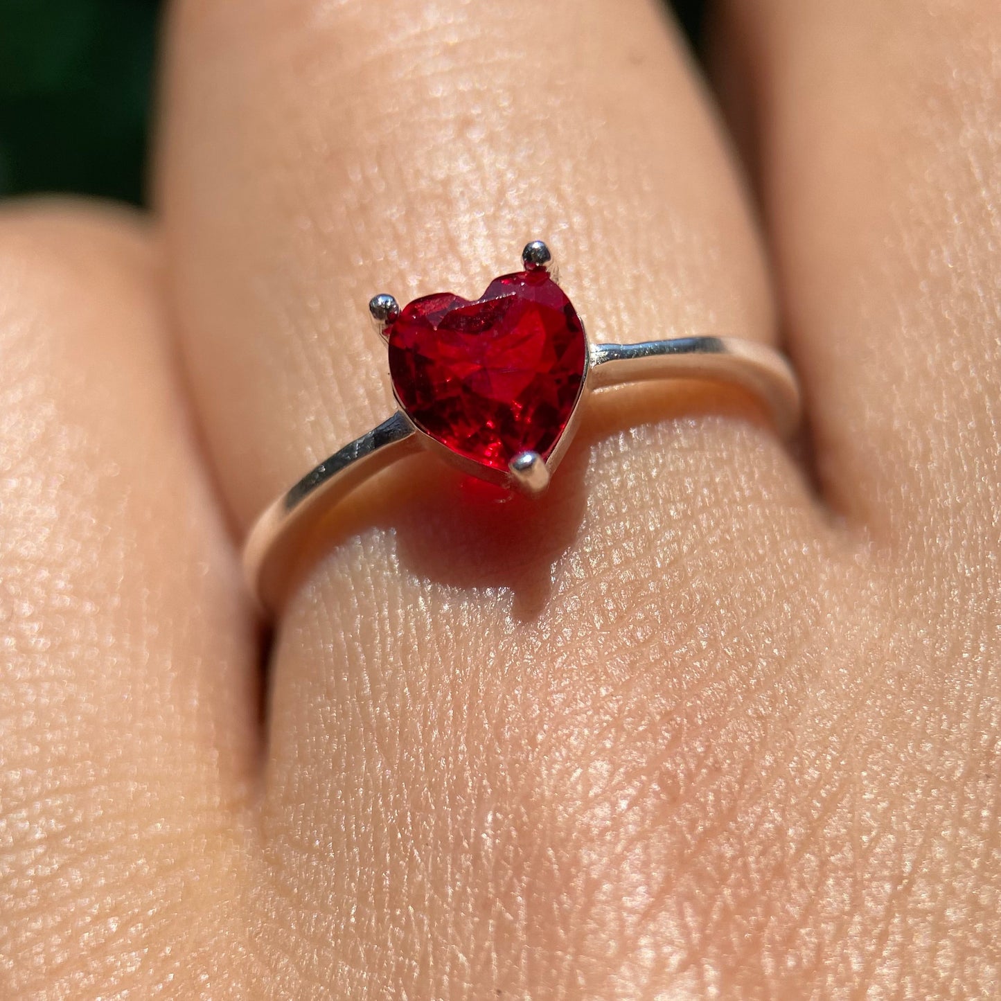 Anillo Zara en Oro Blanco 18k con Circonia Roja