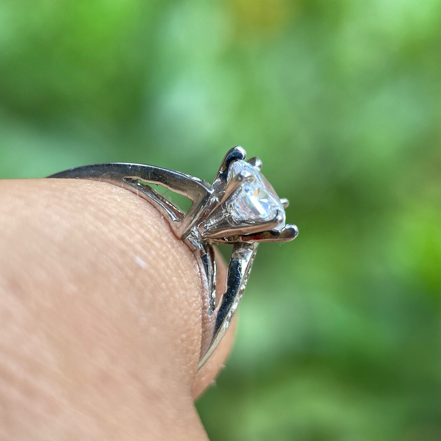 Anillo de Compromiso en Oro Blanco de 10k con Circonia Cod: MAN016