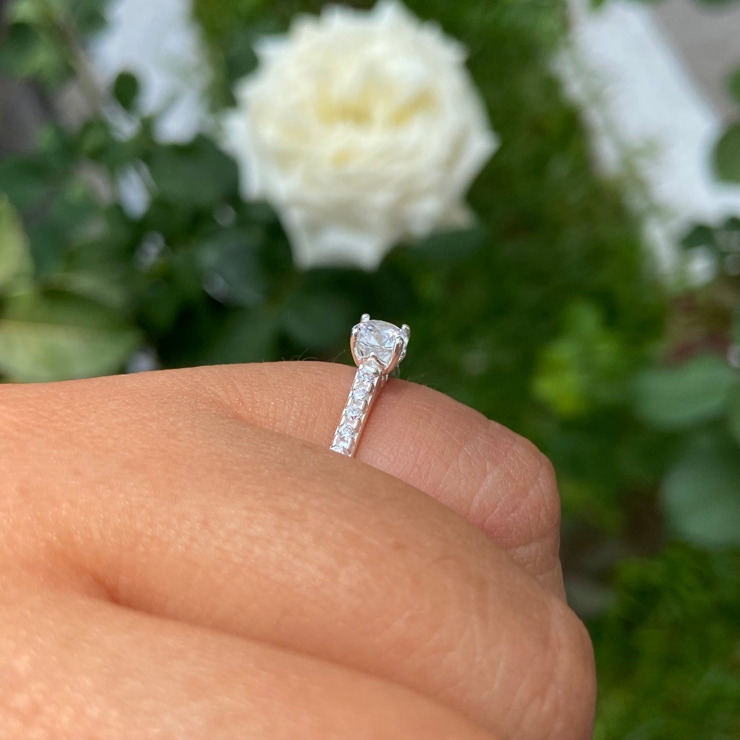 Anillo London en Oro blanco 18k con circonias