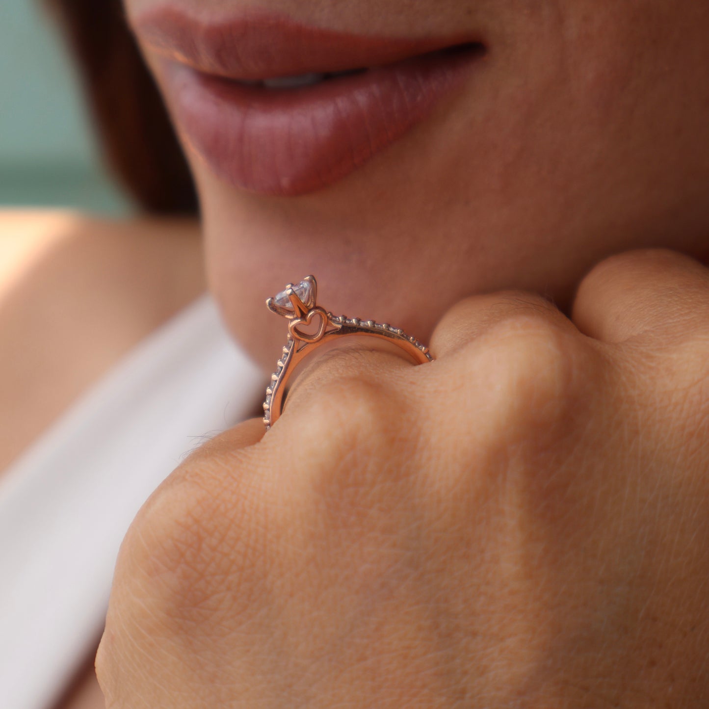 Anillo Arnel en oro rosa 10k con circonias