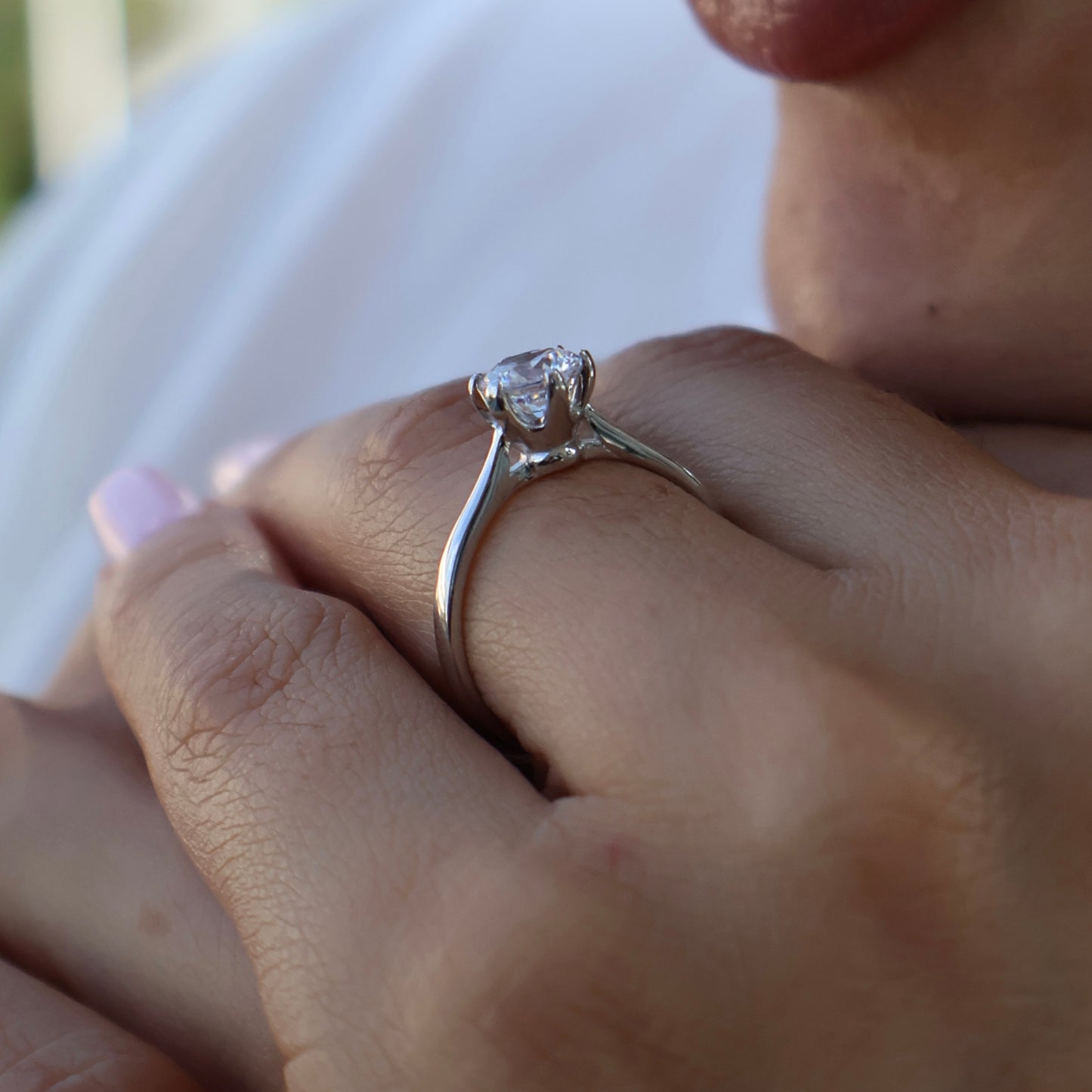 Anillo en Oro Blanco 10k con Circonias Mod. 16010