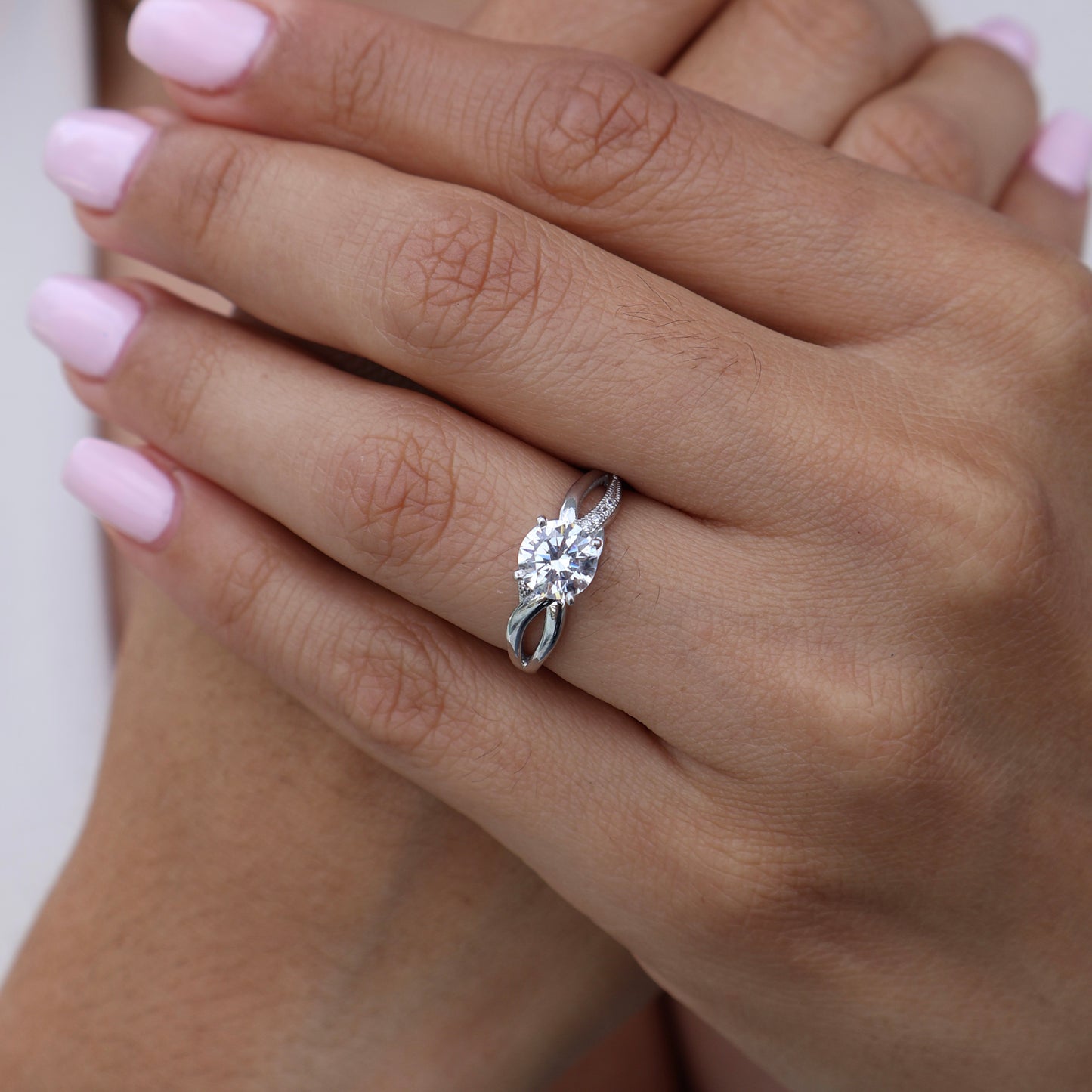 Anillo en Oro Blanco 10k con Circonias Mod. 16009