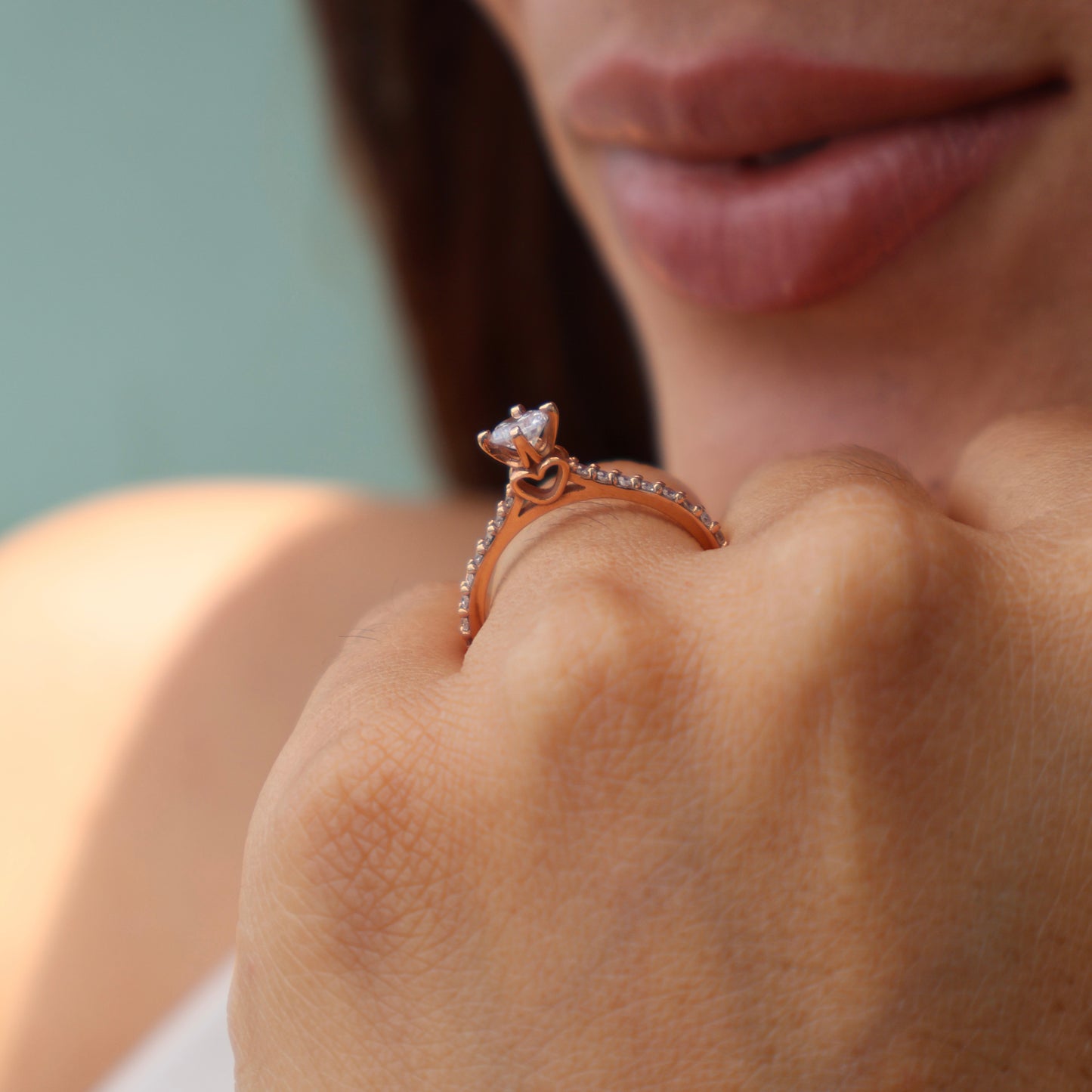 Anillo Arnel en oro rosa 10k con circonias