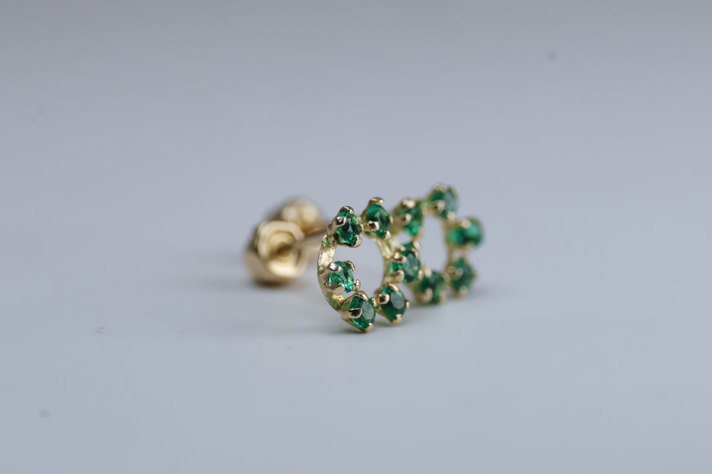 Broqueles Circulo con Circonias Verde en Oro Amarillo 10k Cod.1919-31 5.5mm