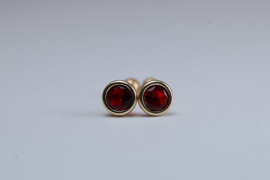 Broqueles Recto Bisel con Oro Amarillo 10k con Circonia Roja Cod.1919-32 4.5mm