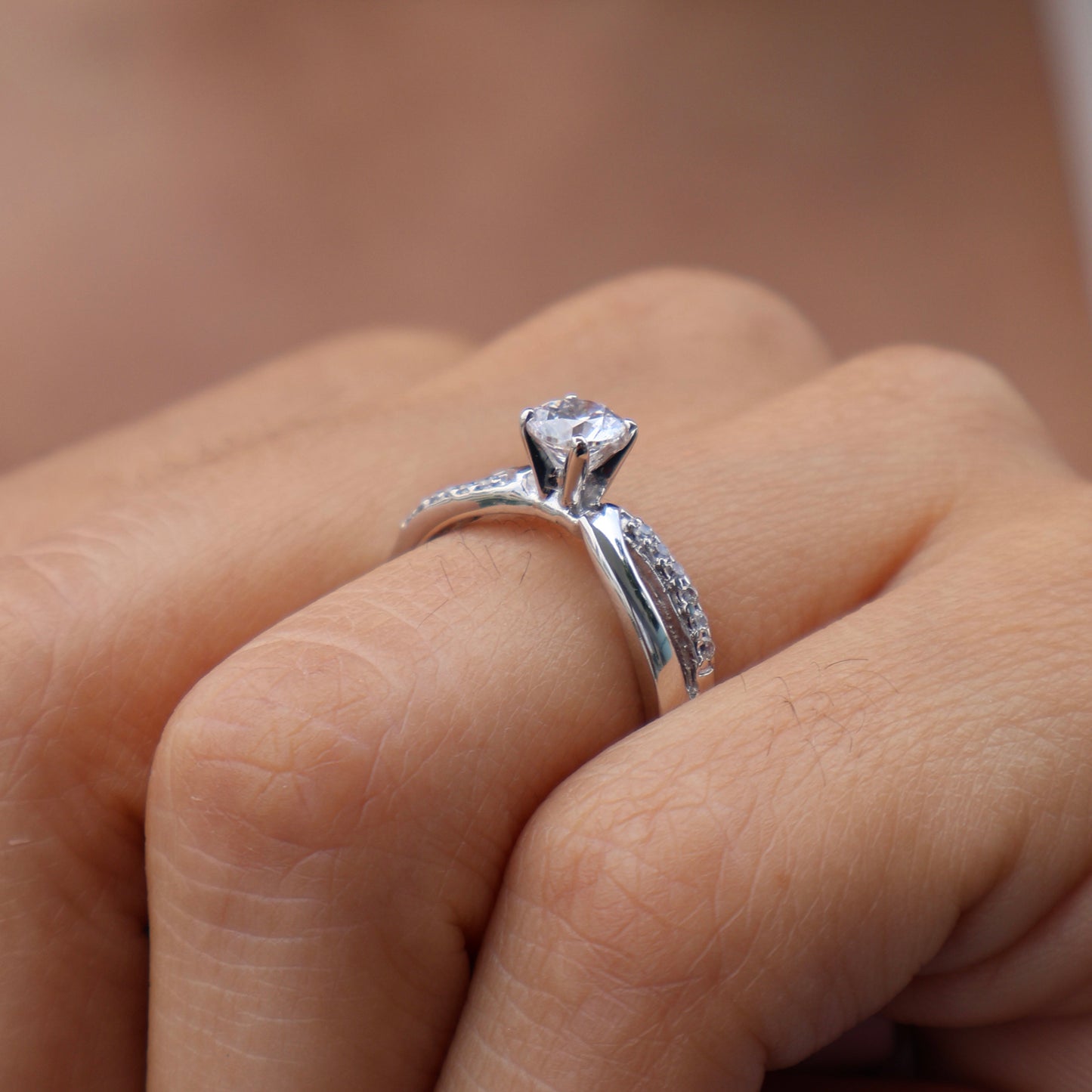 Anillo en Oro Blanco 14k con Circonias Mod.16014