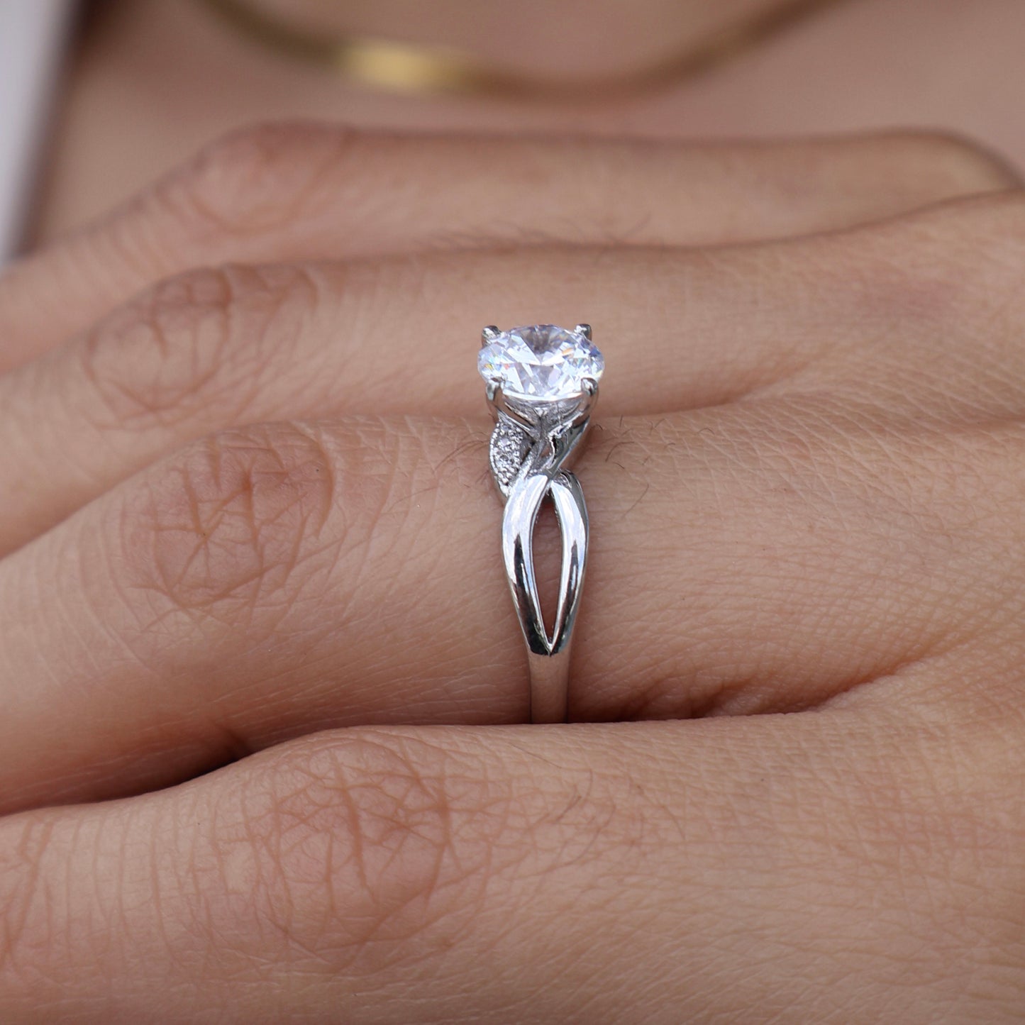 Anillo en Oro Blanco 10k con Circonias Mod. 16009