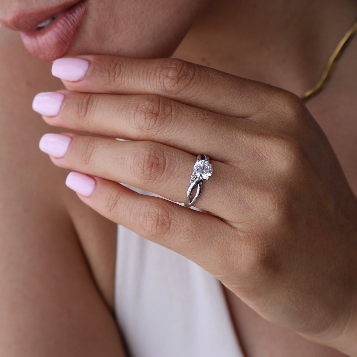 Anillo en Oro Blanco 10k con Circonias Mod. 16009