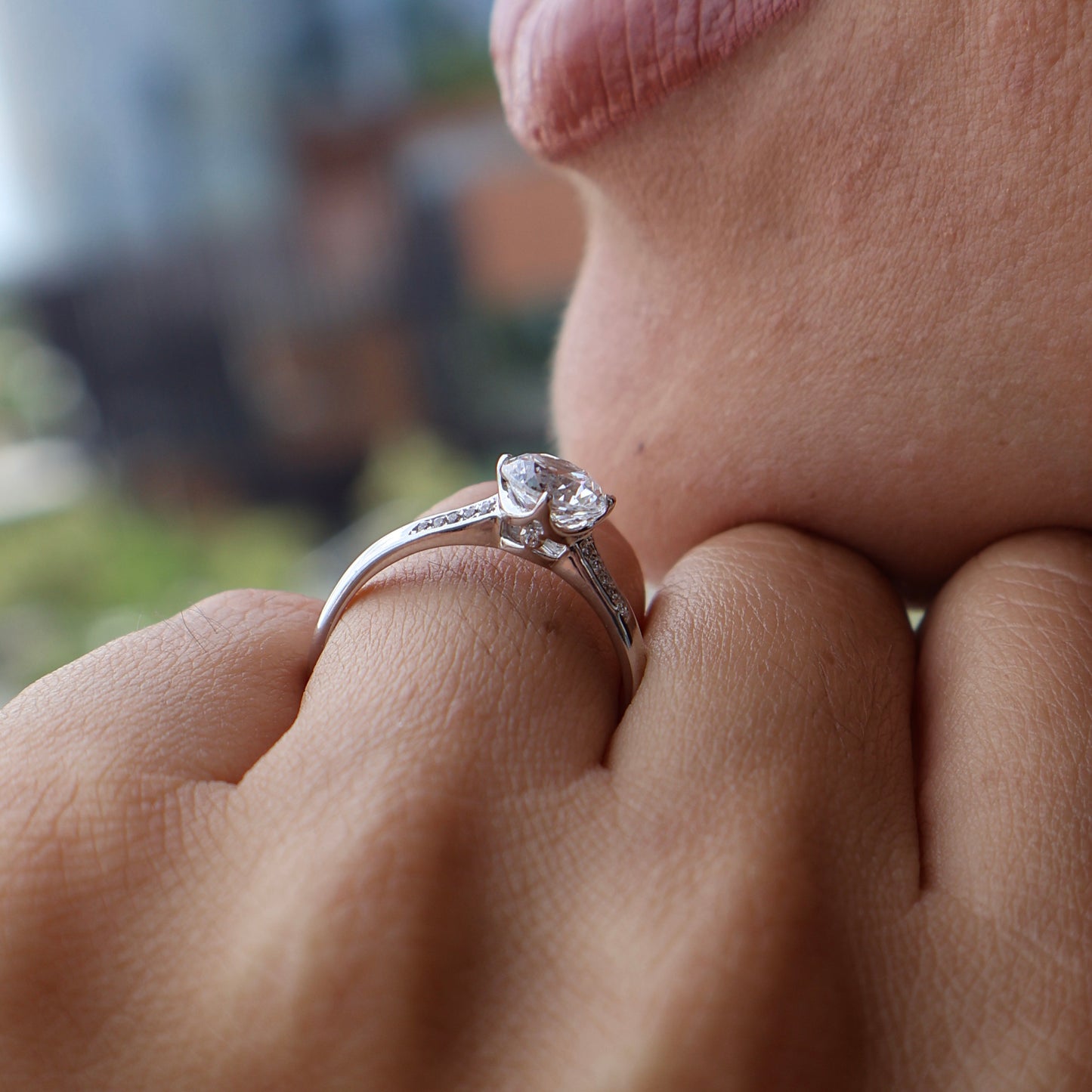 Anillo en Oro Blanco 10k con Circonias Mod. 16011