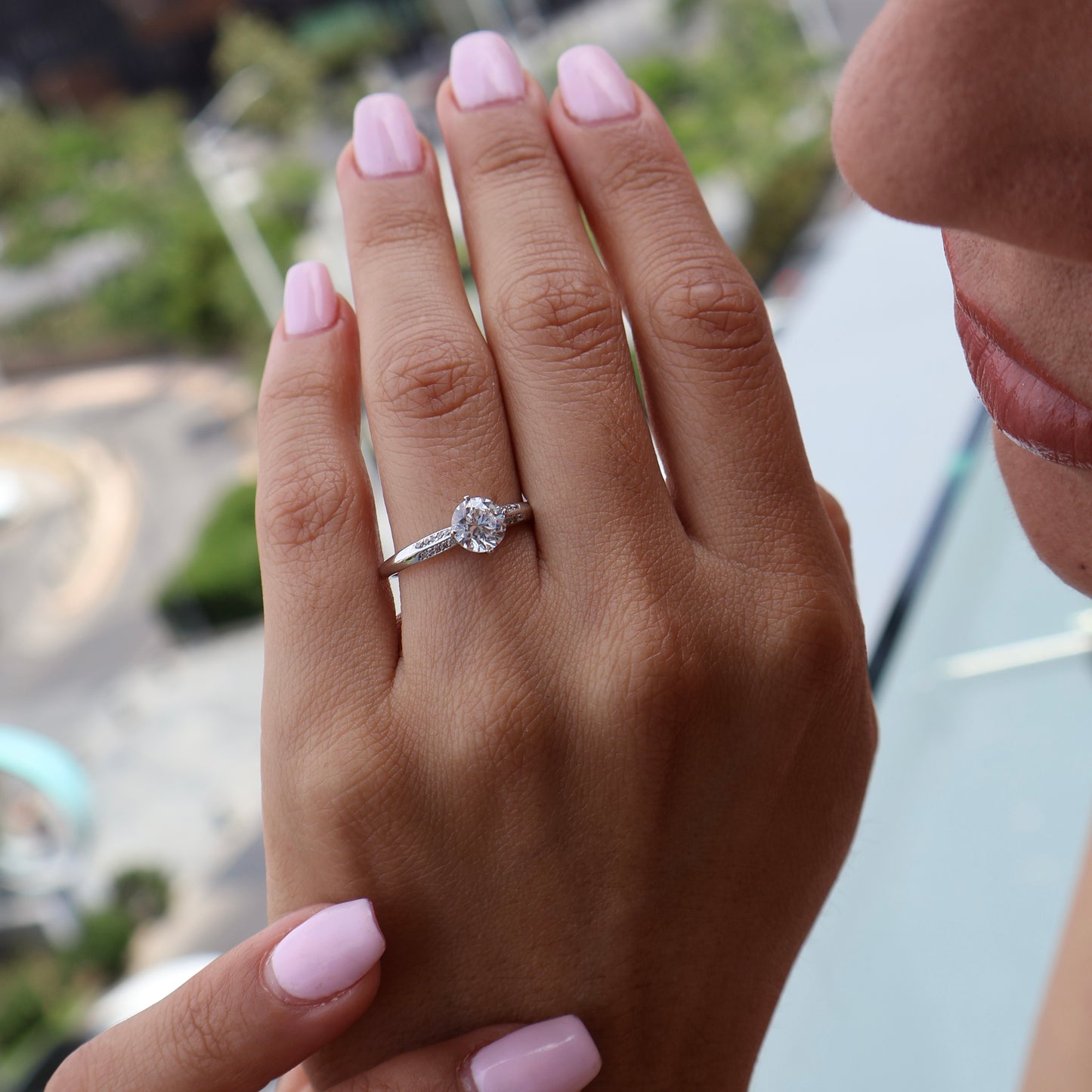 Anillo en Oro Blanco 10k con Circonias Mod. 16011