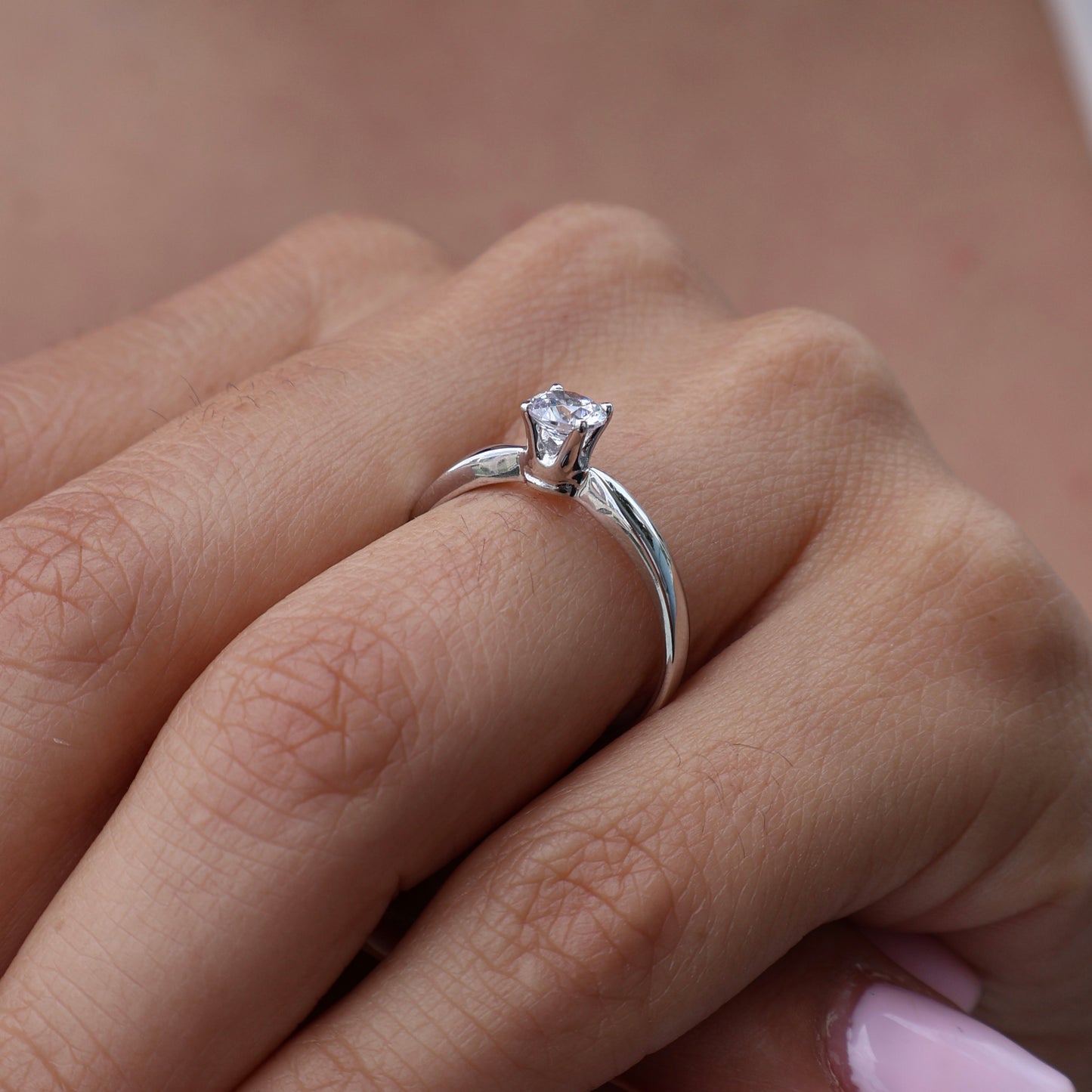 Anillo en Oro Blanco 10k con Circonias Mod. 16012