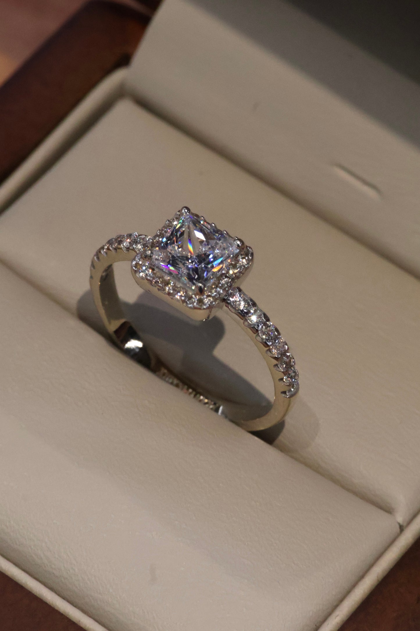 Anillo en Oro Blanco 14k con Circonia Mod. 16049