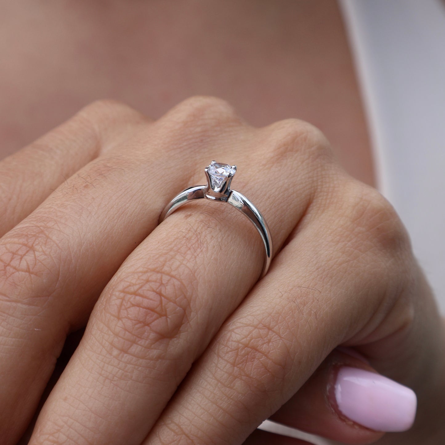 Anillo en Oro Blanco 10k con Circonias Mod. 16012