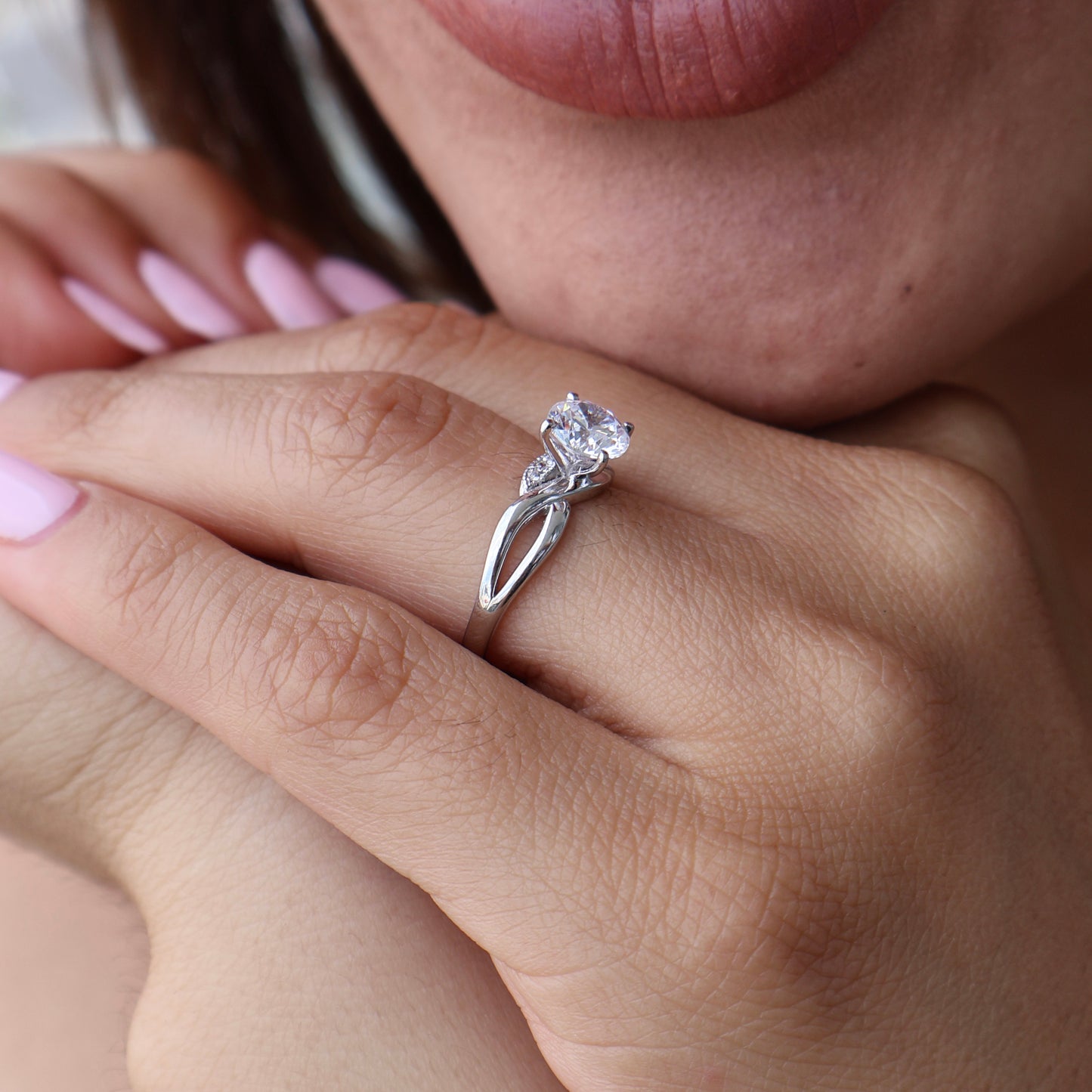 Anillo en Oro Blanco 10k con Circonias Mod. 16009