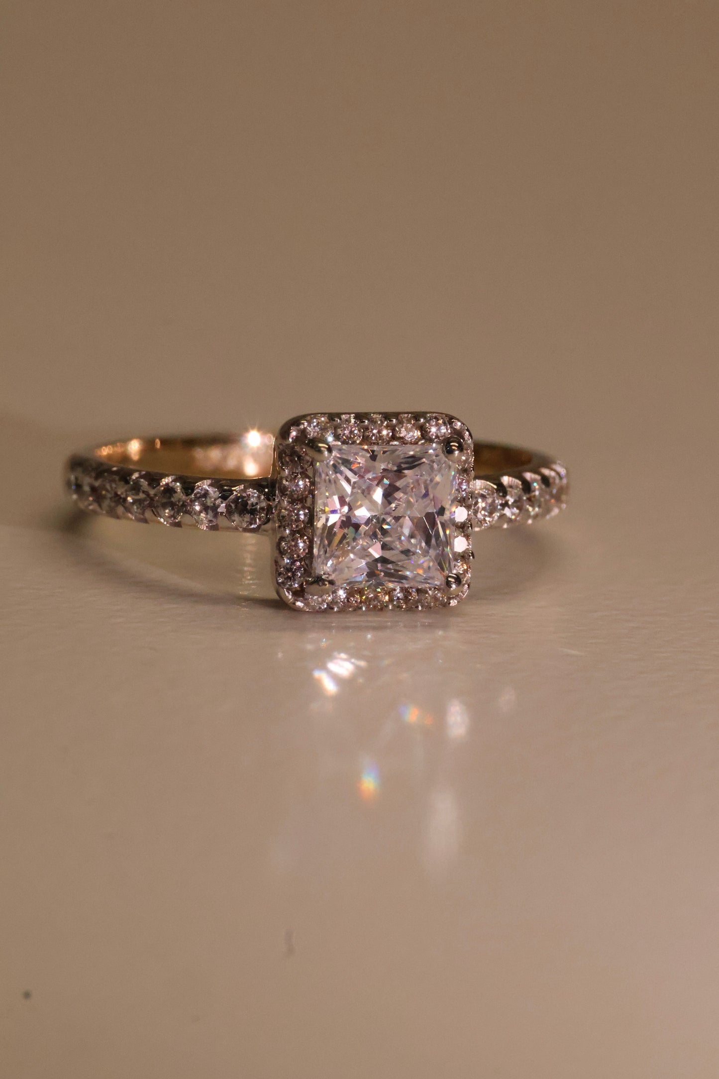 Anillo en Oro Blanco 14k con Circonia Mod. 16049