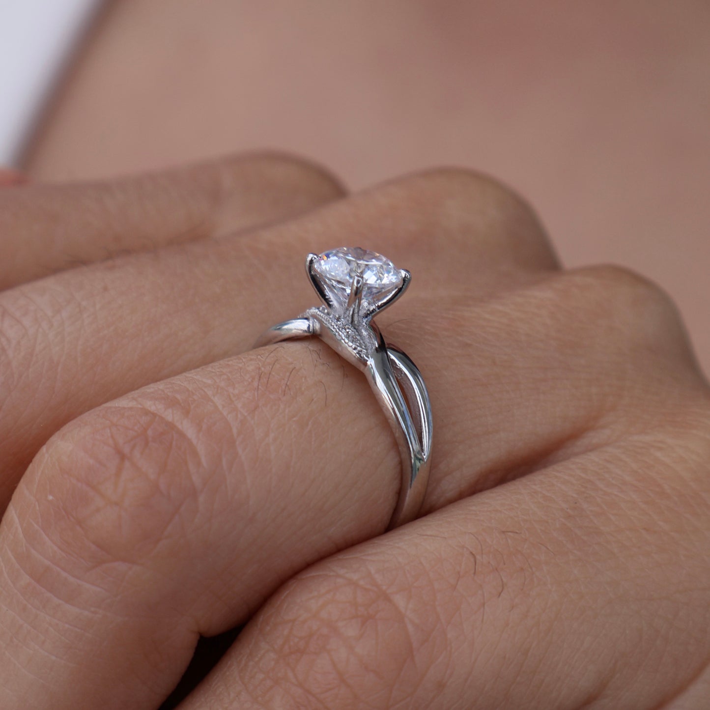 Anillo en Oro Blanco 10k con Circonias Mod. 16009