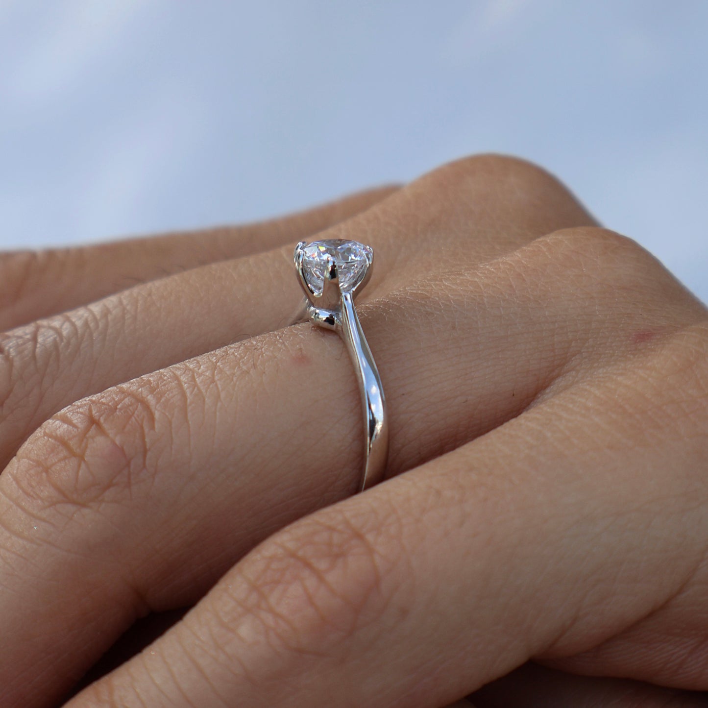 Anillo en Oro Blanco 10k con Circonias Mod. 16010